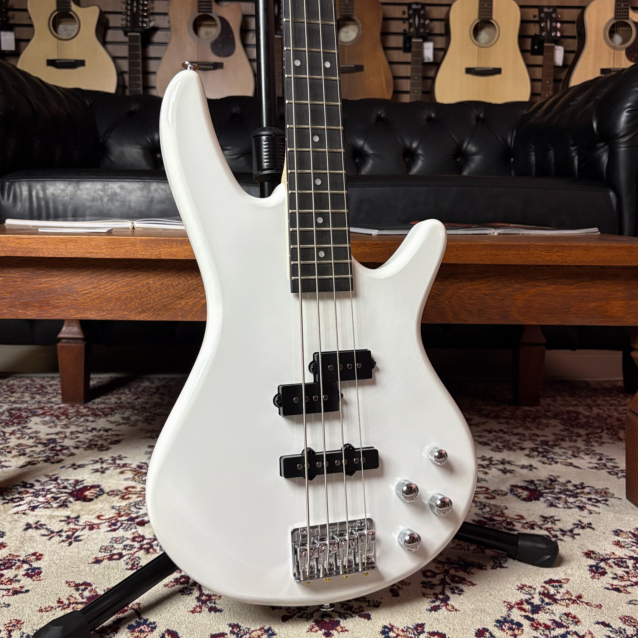 Ibanez GIO Soundgear 4弦ベース ホワイト　ケース付 Baixo 4 Cordas Ibanez GIO GSR200 PW Pearl White - Guitar Shop CE