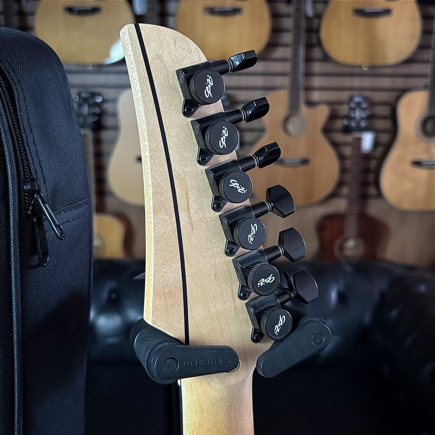Guitarra Seizi Katana Musashi All Black PH Matching Headstock c