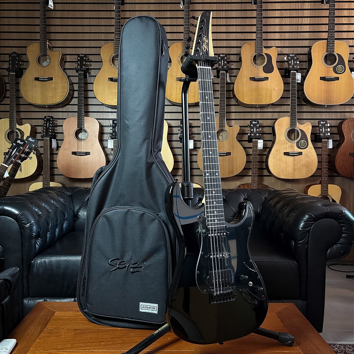 Guitarra Seizi Katana Musashi All Black PH Matching Headstock c