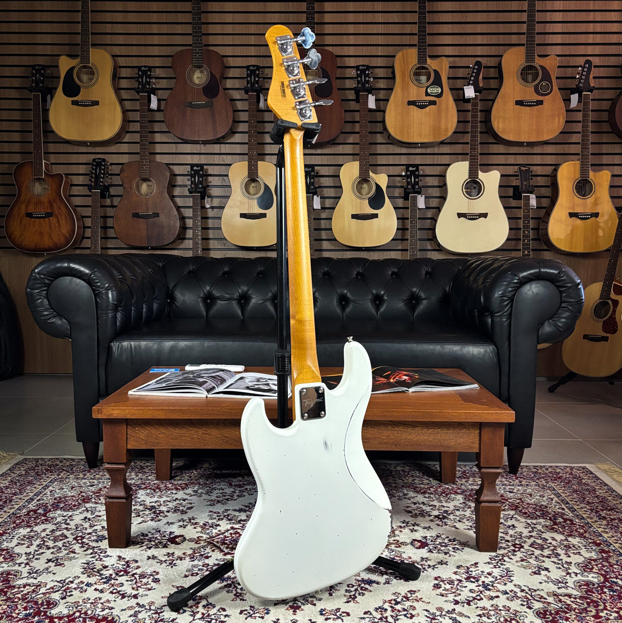 Baixo 4 Cordas Tagima TBA-73 Vintage White Relic Escala Escura