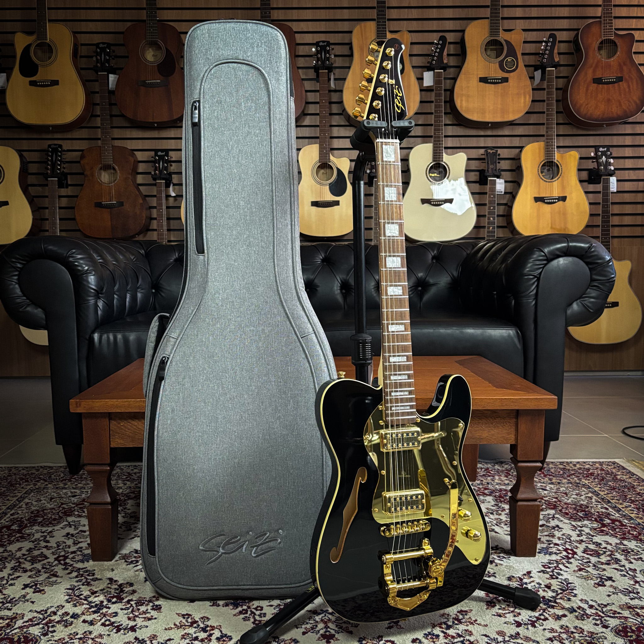 Guitarra Seizi Vintage Origami Black Gold - Juliana Vieira