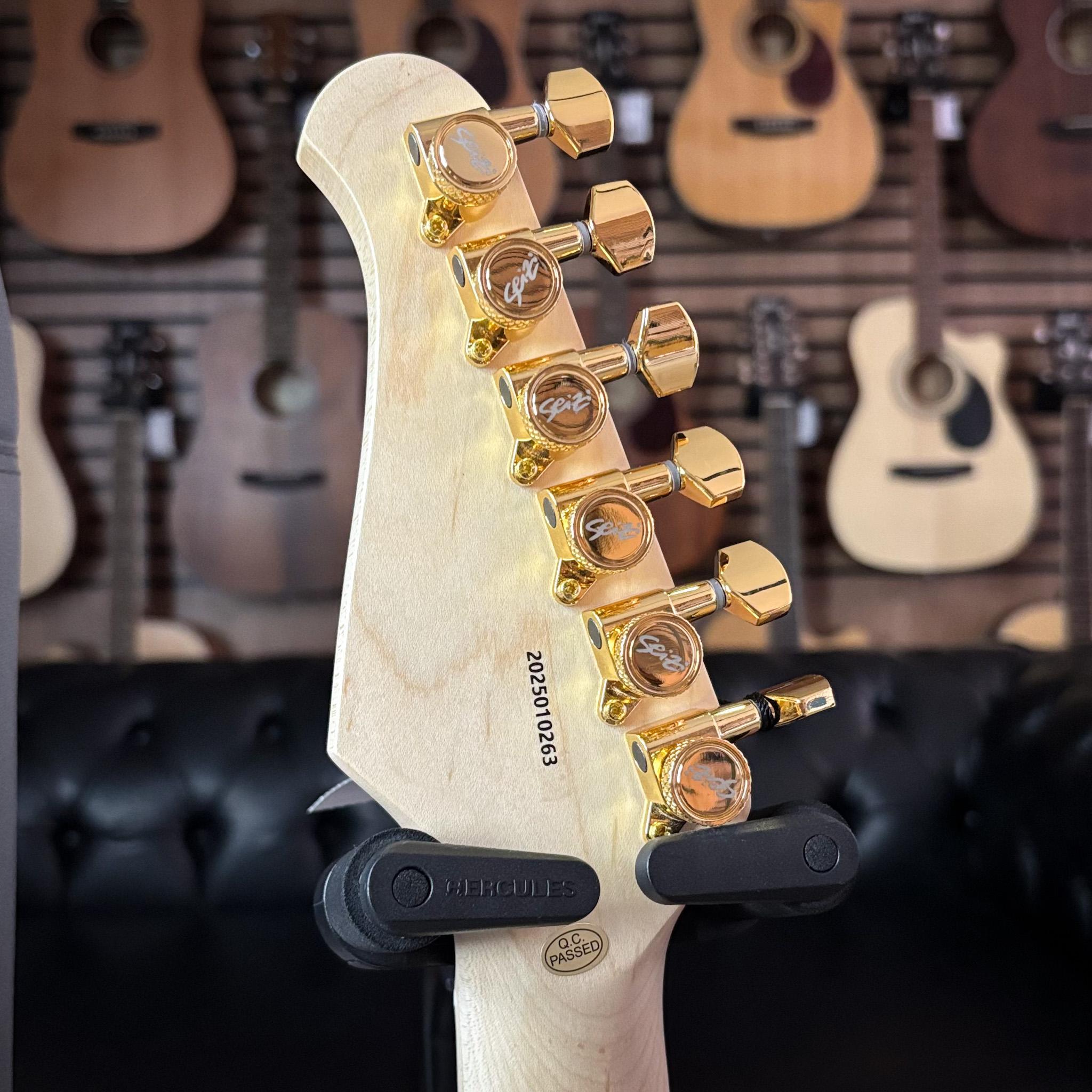 Guitarra Seizi Vintage Budokan Black Gold Maple c/ Bag - Guitar