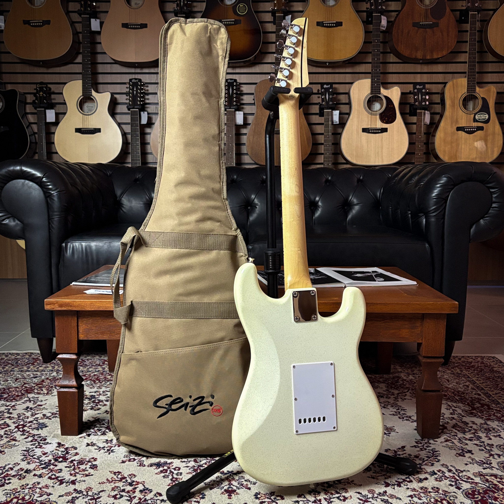 Guitarra Seizi Fun Katana Musashi HSS Snow White Sparkle Maple c