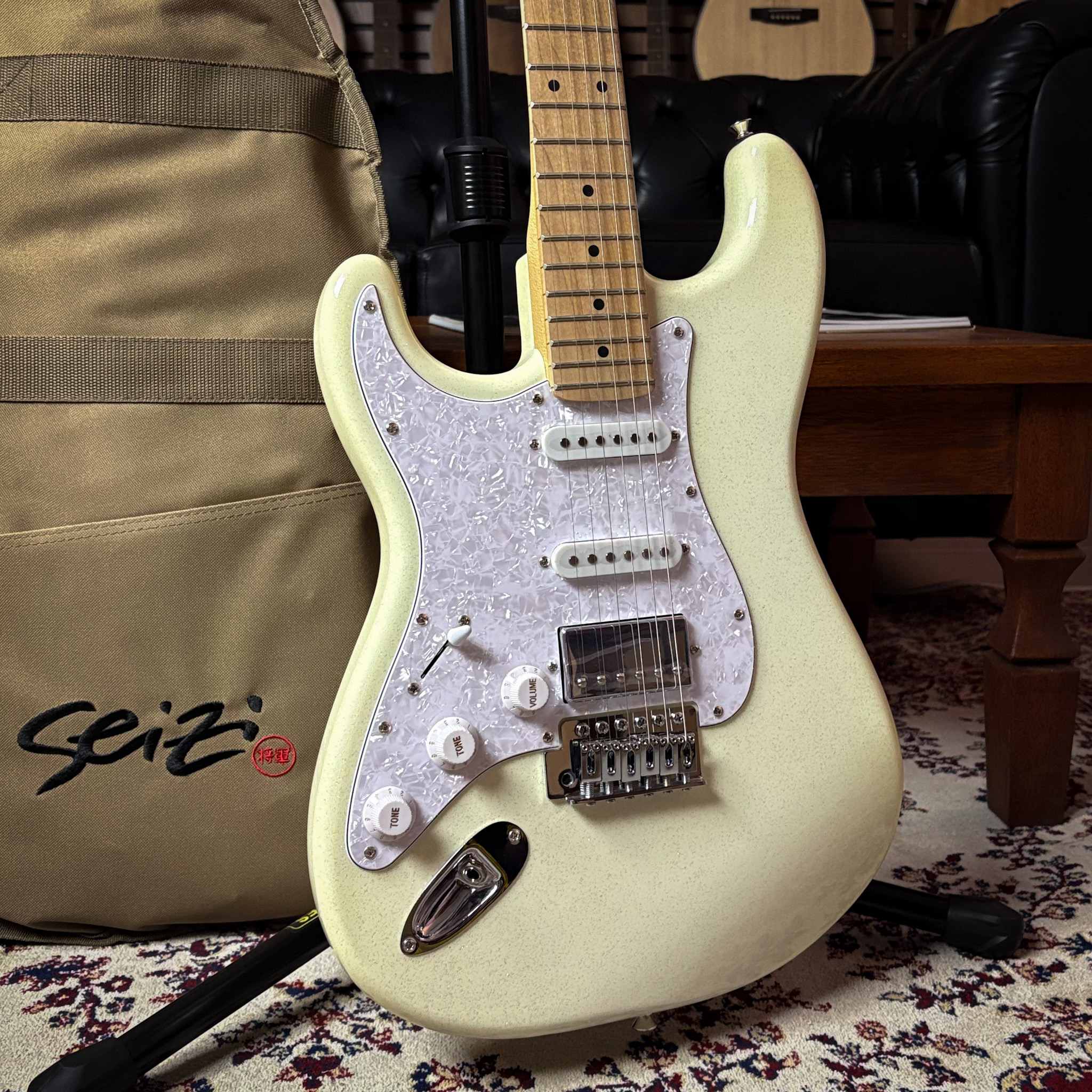 Guitarra Seizi Fun Katana Musashi HSS Snow White Sparkle Maple c