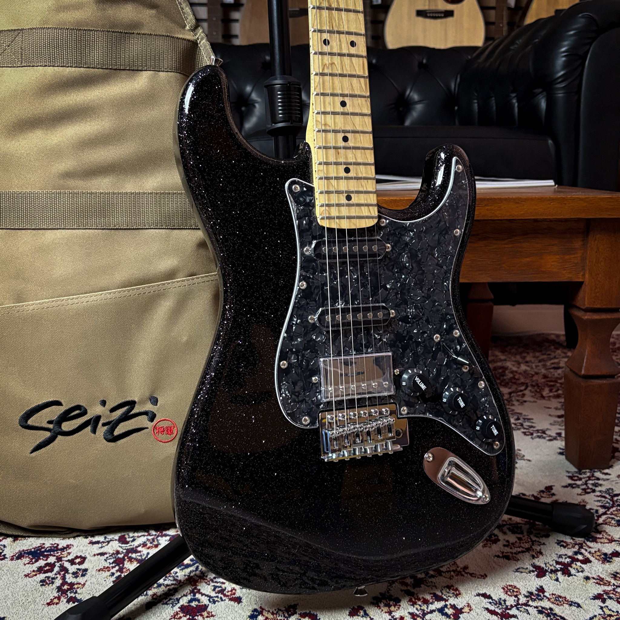 Guitarra Seizi Fun Katana Musashi HSS Black Sparkle Maple c/ Bag