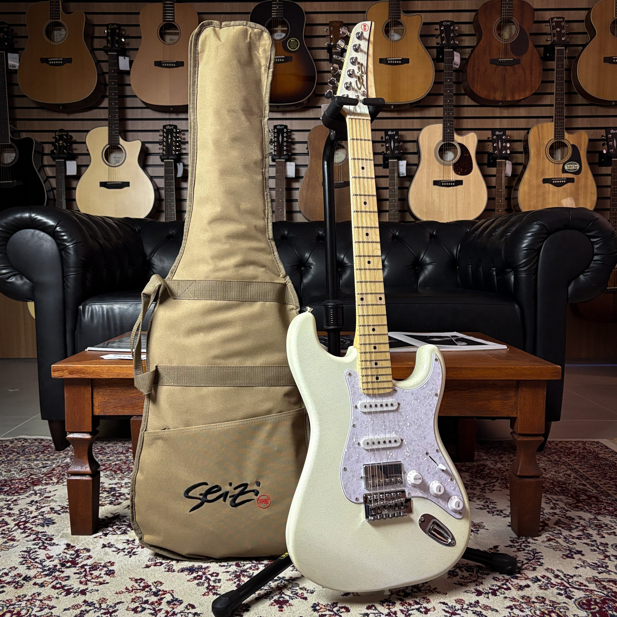 Guitarra Seizi Fun Katana Musashi HSS Snow White Sparkle Maple c Guitarra Seizi Fun Katana Musashi HSS Snow White Sparkle Maple c