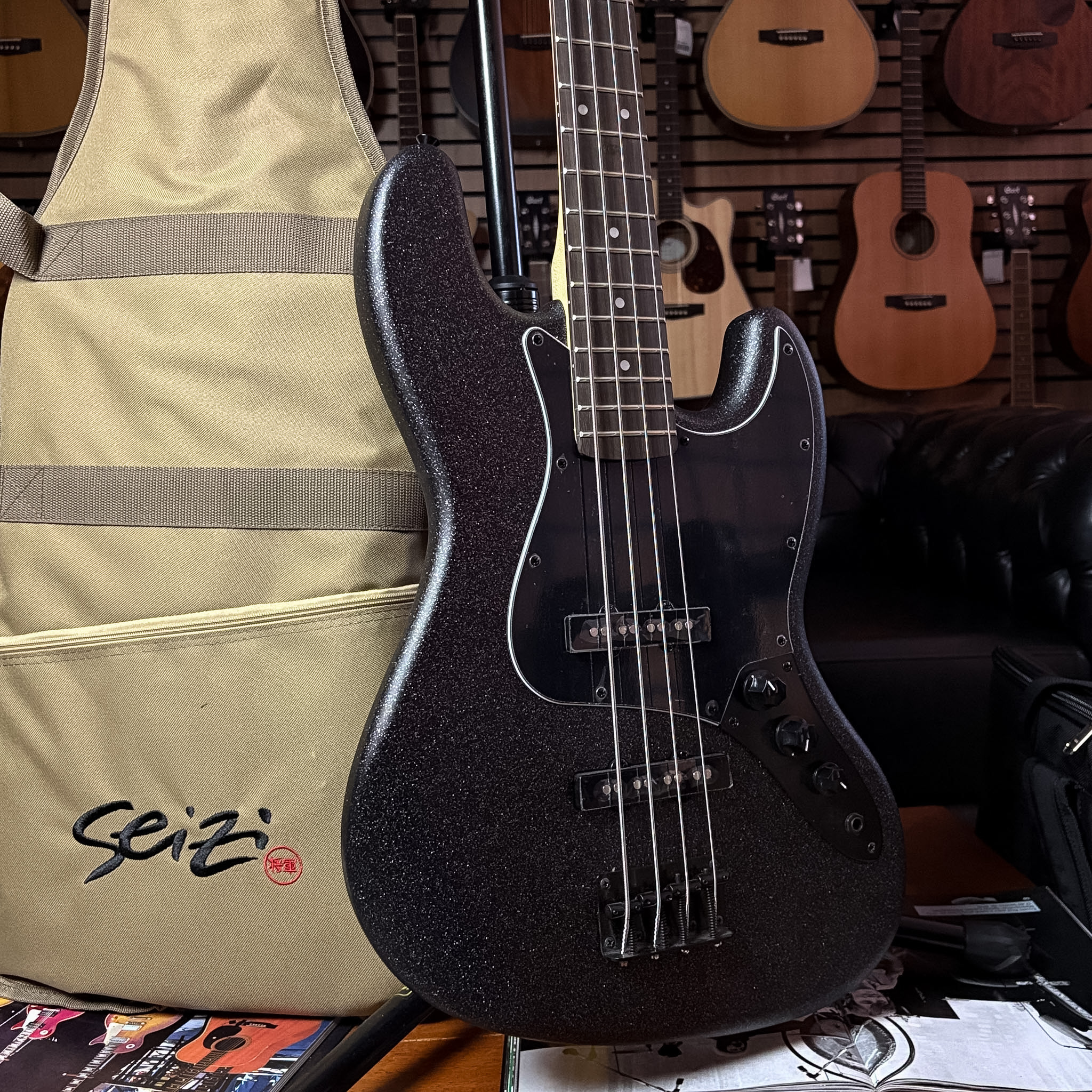 Baixo 4 Cordas Seizi Fun Jazu JB 4 All Black Sparkle Satin c/ bag