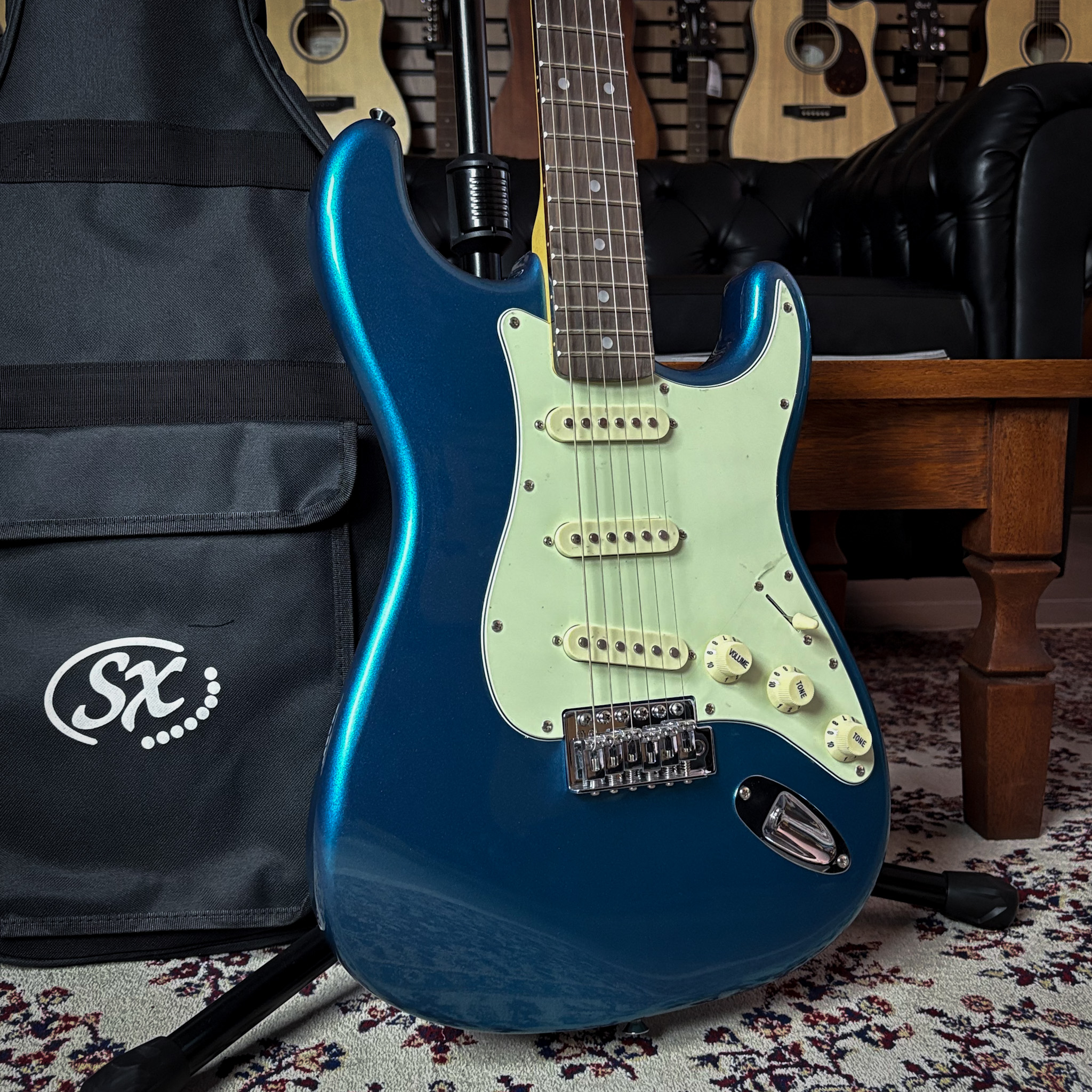 スティーヴン・ビショップ [ブルー・ギターズ＋２] Guitarra SX SST62+ SSS Lake Placid Blue Rosewood c/ Bag - Guitar