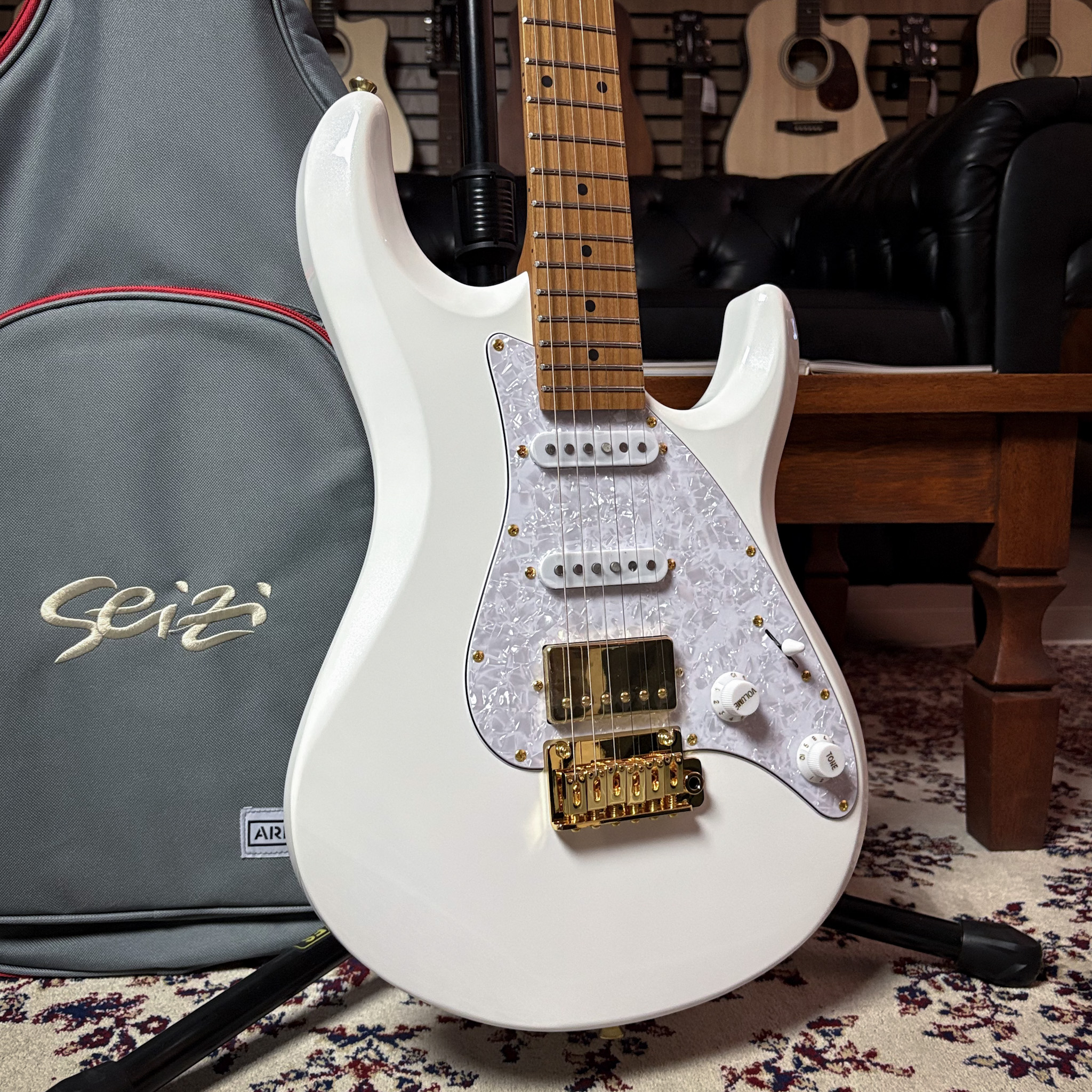Guitarra Seizi Katana Ghost Pearl White Roasted Maple c/ Bag