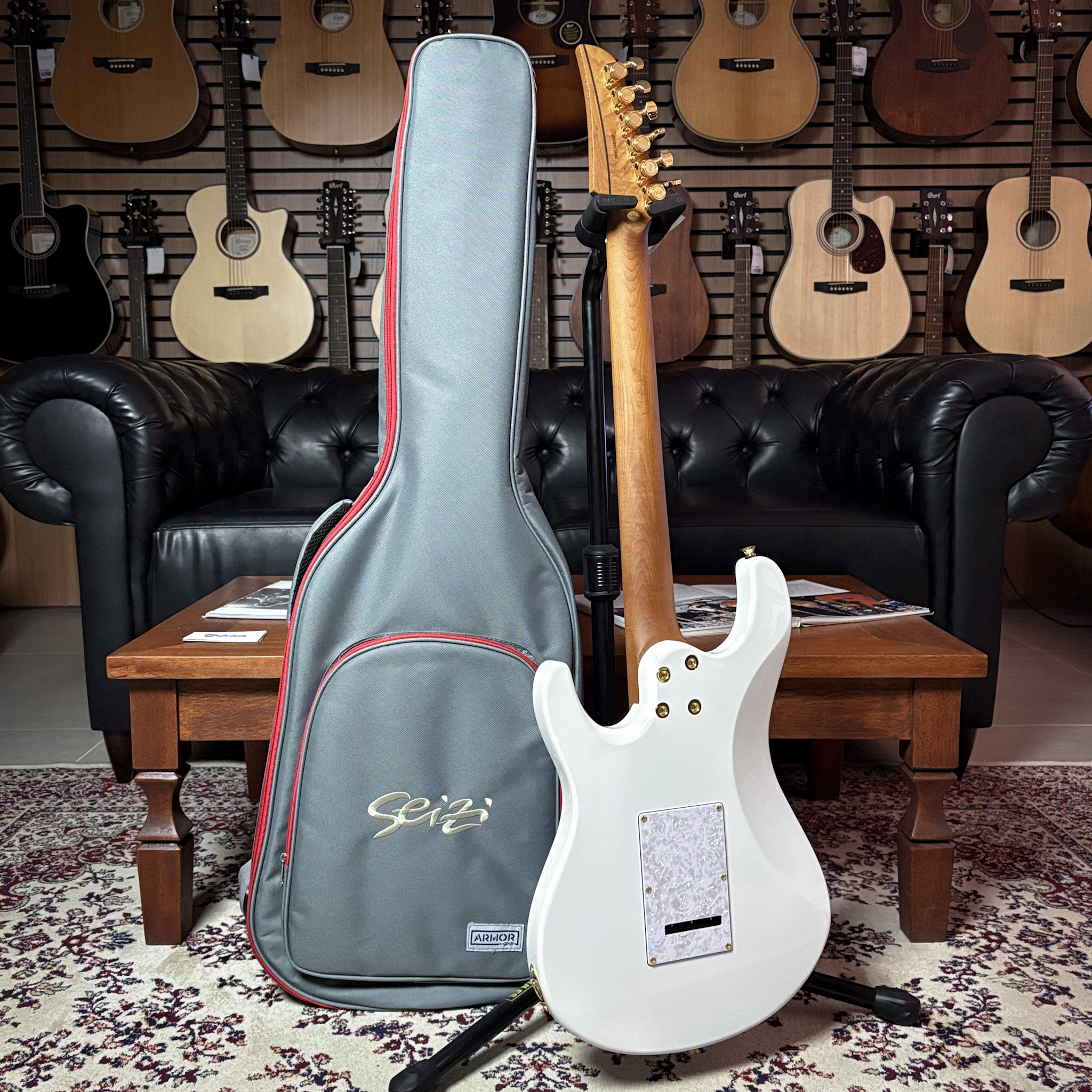 Guitarra Seizi Katana Ghost Pearl White Roasted Maple c/ Bag