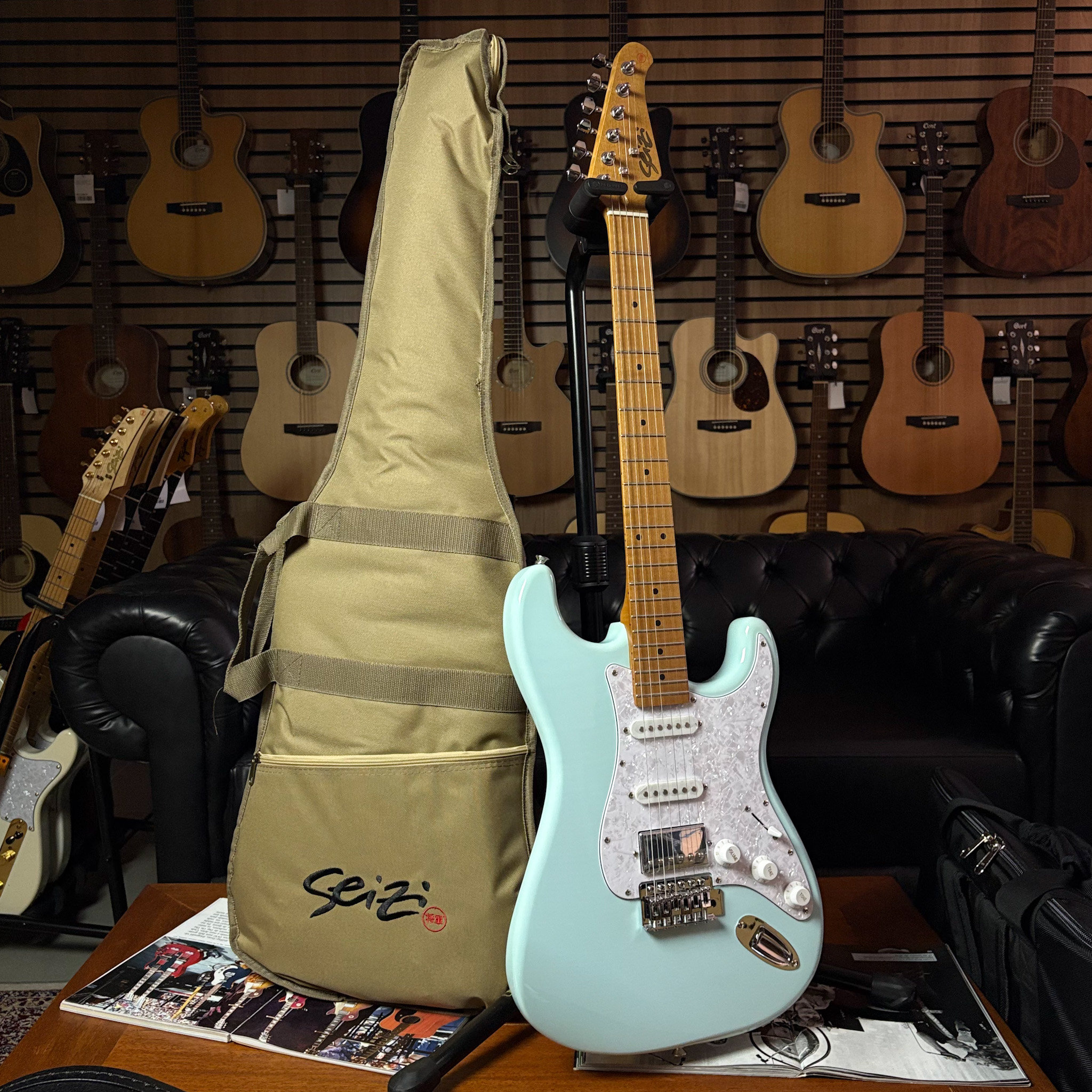 Guitarra Seizi Fun Vintage Budokan Daphne Blue Roasted Maple c