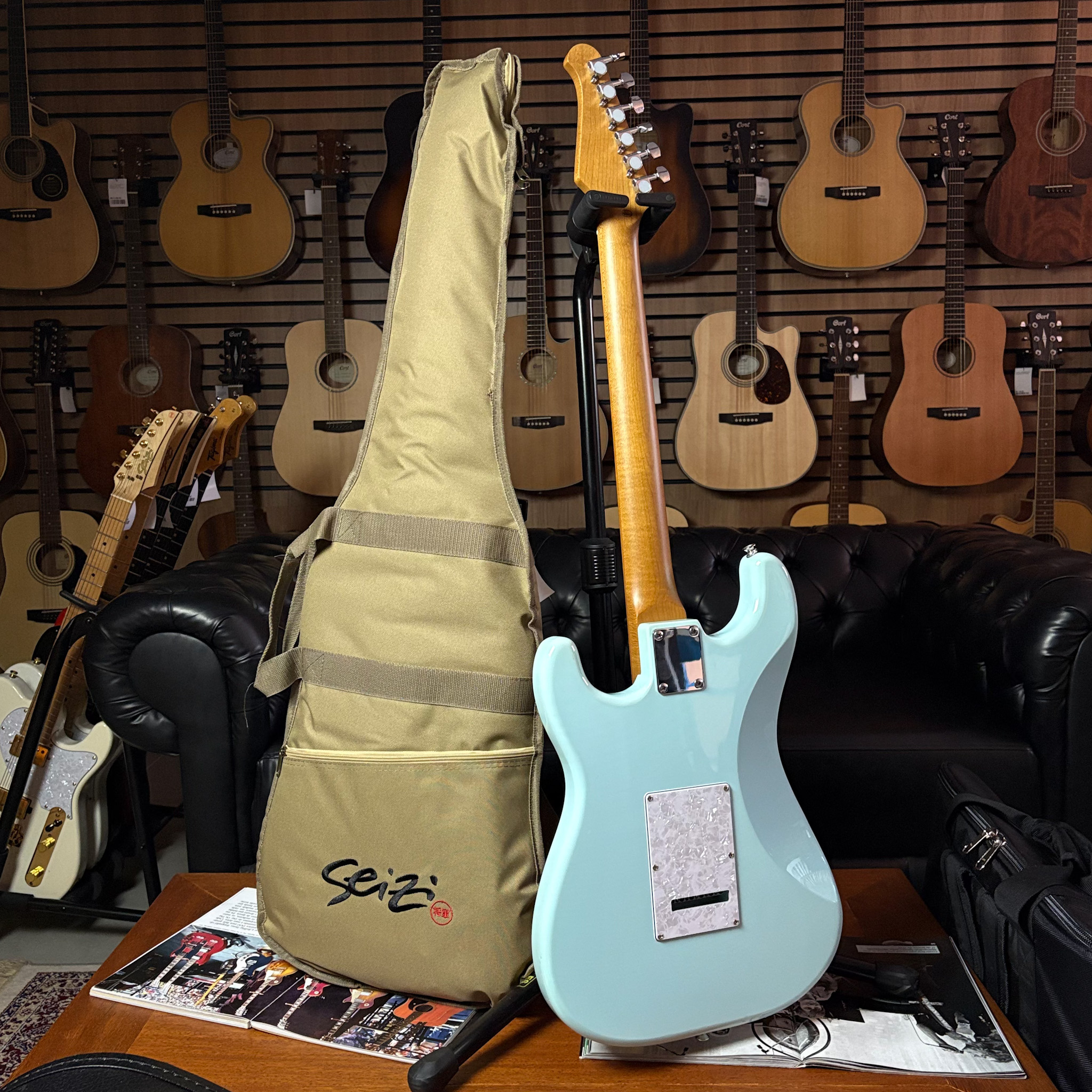 Guitarra Seizi Fun Vintage Budokan Daphne Blue Roasted Maple c