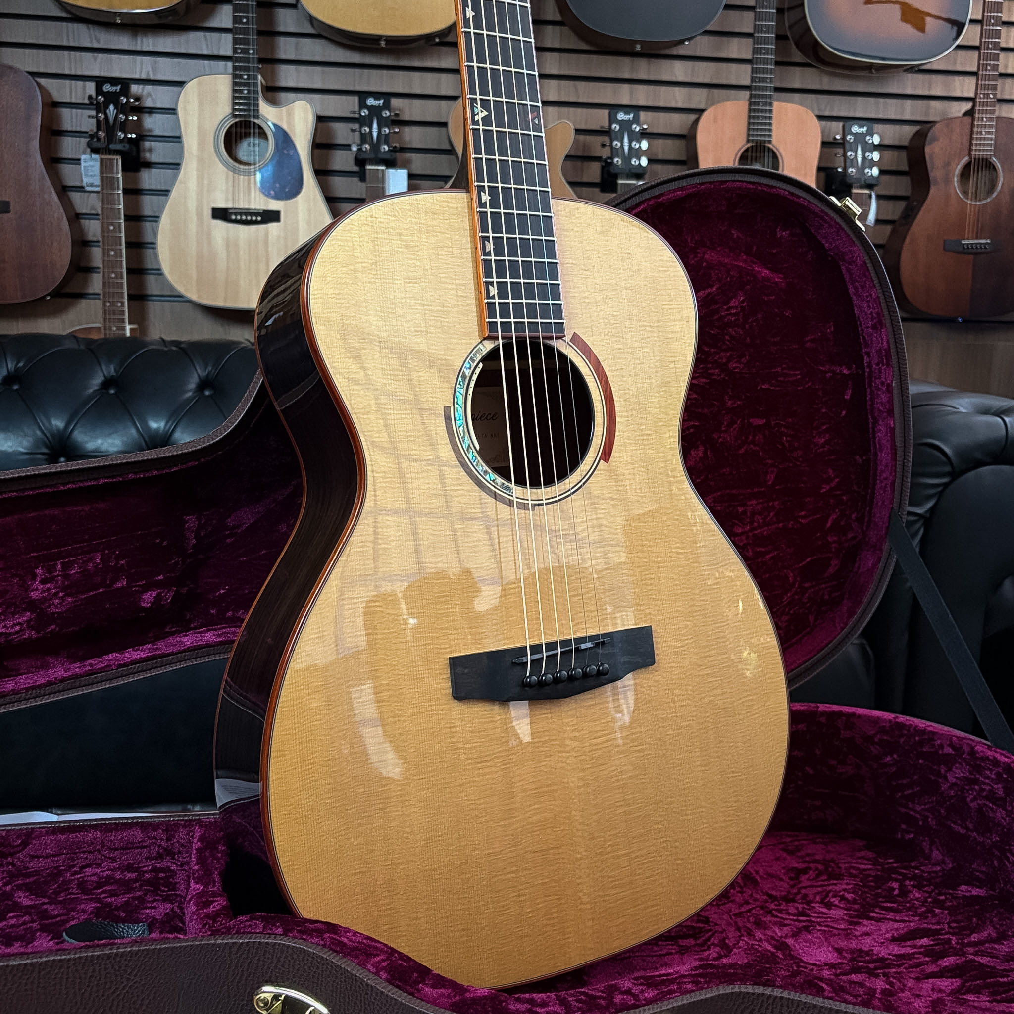 Violão Cort Abstract Delta Spruce / Pau Ferro All Solid Deeper OM