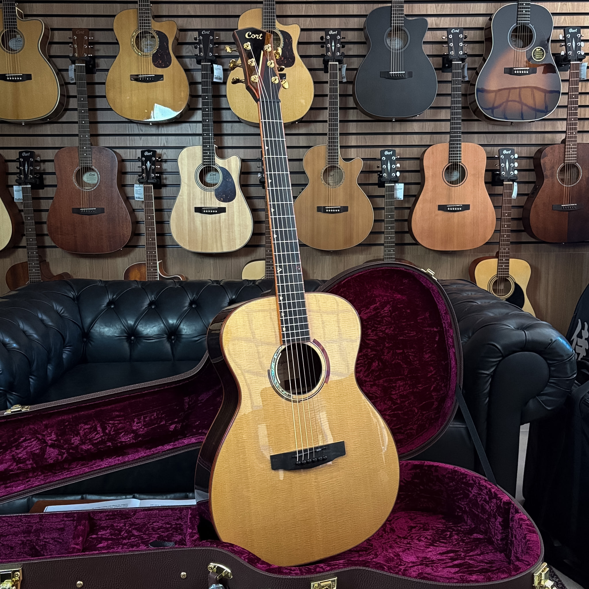 Violão Cort Abstract Delta Spruce / Pau Ferro All Solid Deeper OM