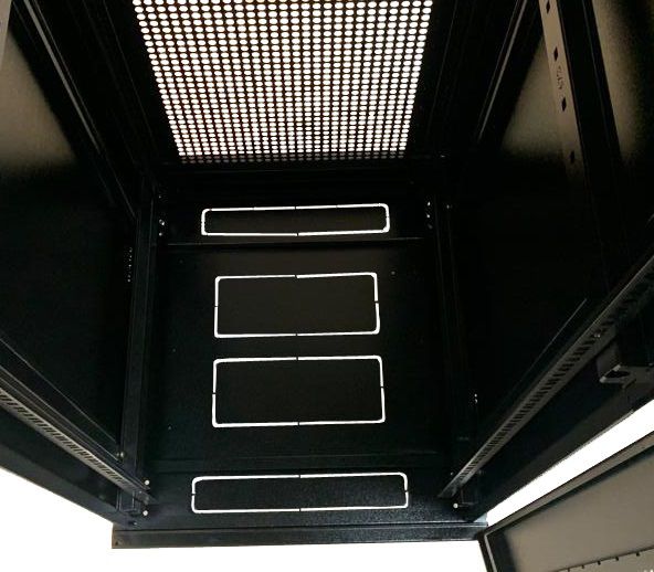 Detalhe das aberturas para passagem de cabos na base e no teto do rack