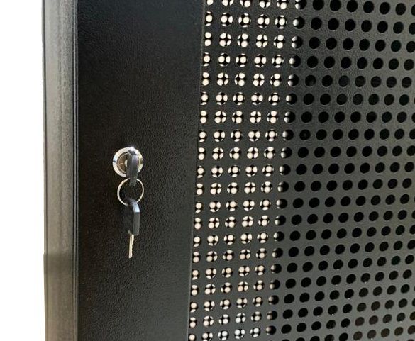 Portas perfuradas do rack garantindo ventilação