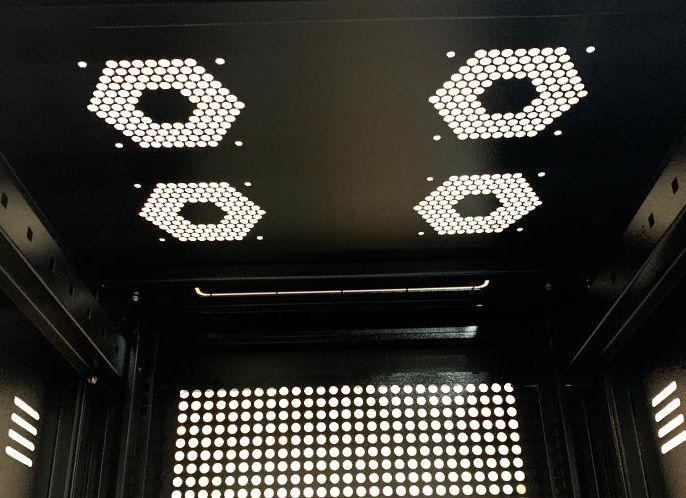 Painel lateral removível para fácil acesso ao interior do rack