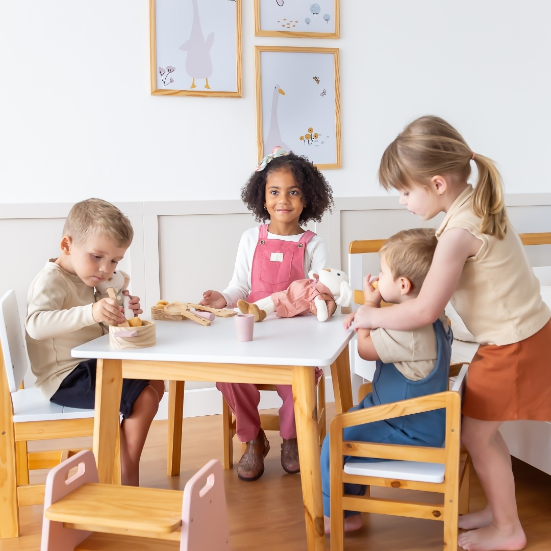 Mesa Infantil Theo em uso