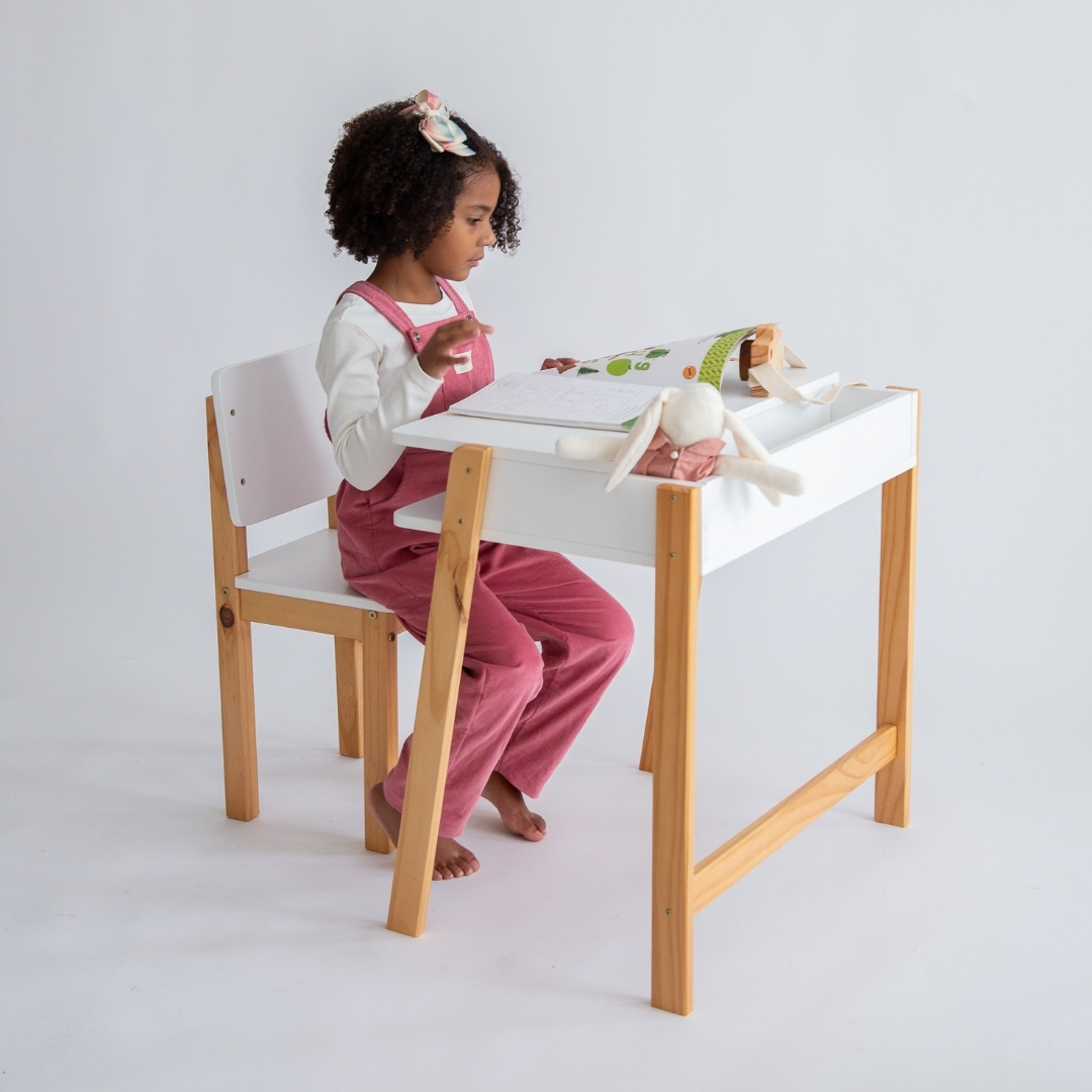 Conjunto Escrivaninha e Cadeira Montessoriana Juvenil Branco