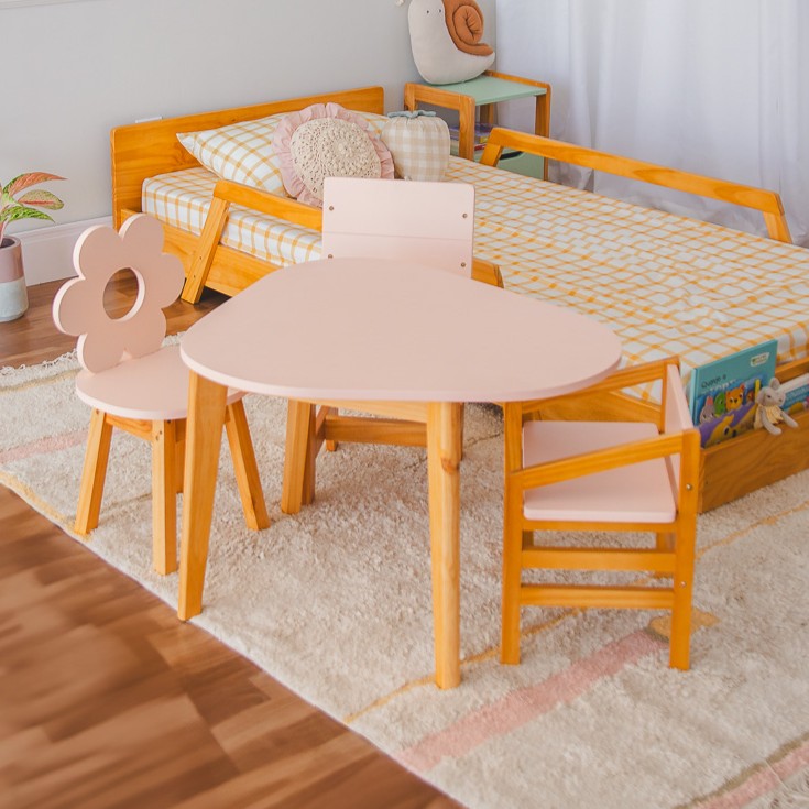 Mesa Infantil Orgânica Rosa atividades