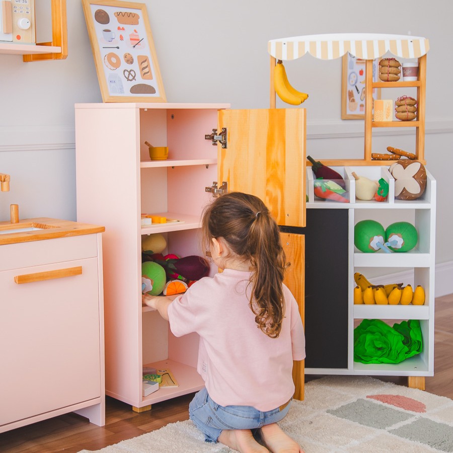 Brinquedo de cozinha infantil de madeira com geladeira