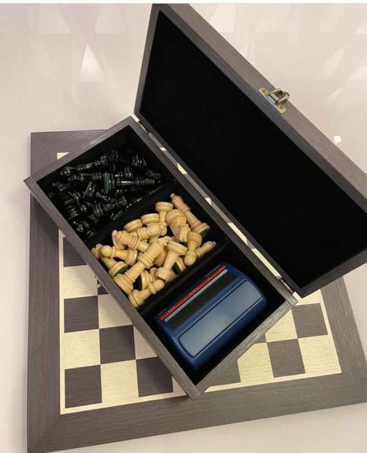 Antigo relógio de mesa para xadrez confeccionado em acr