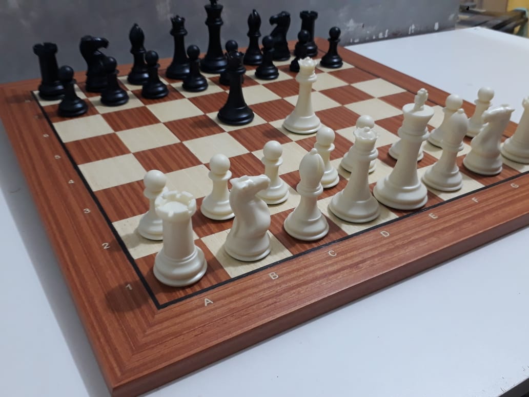 Classic Chess set in Chest. em 2023  Mesa de xadrez, Tabuleiro de xadrez,  Peças de xadrez