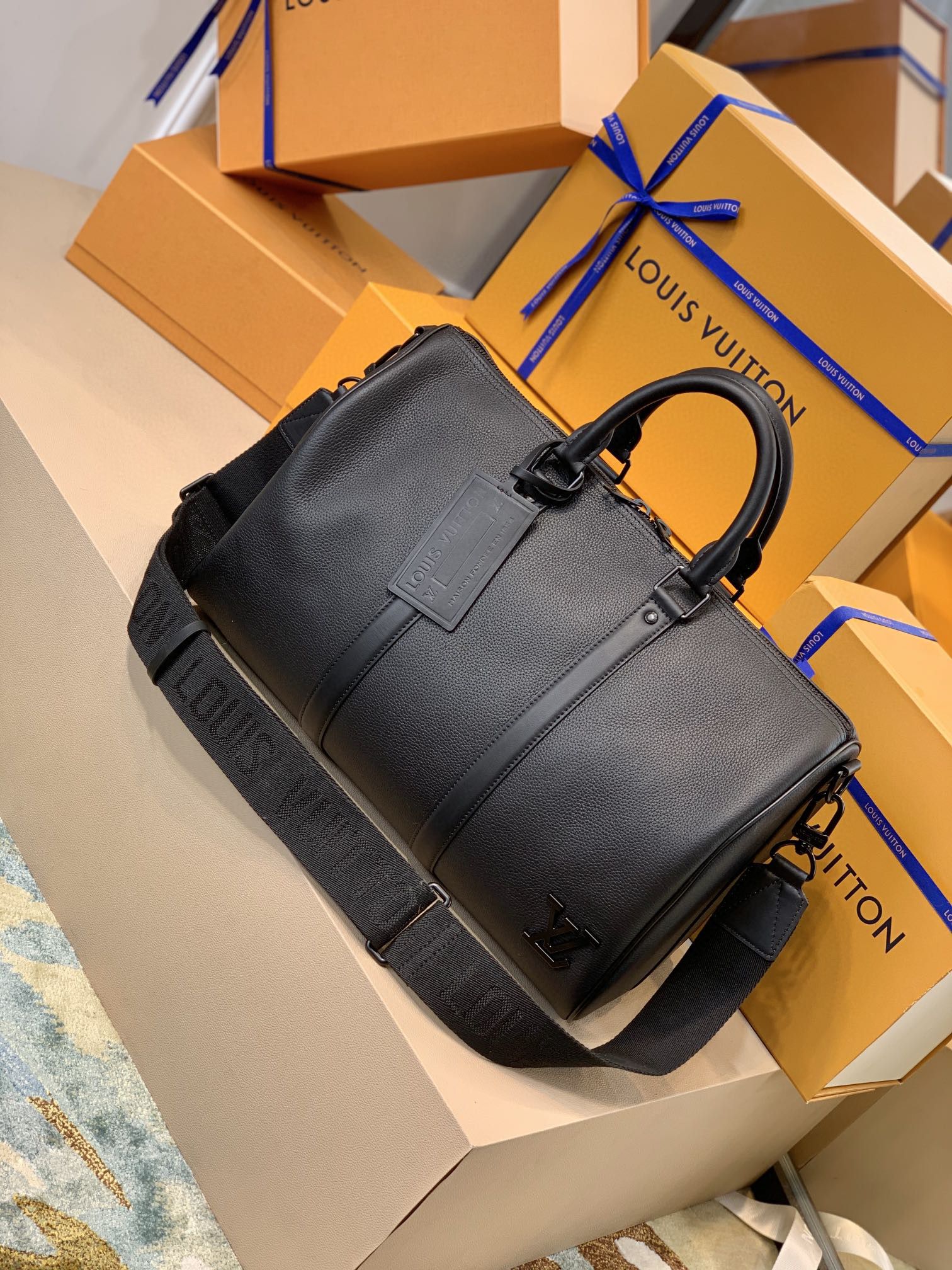 Bolsa de Viagem Louis Vuitton Keepall 40 Aerogram Bandoulière All Black -  LLebu: A melhor experiência de Luxo online do mundo!