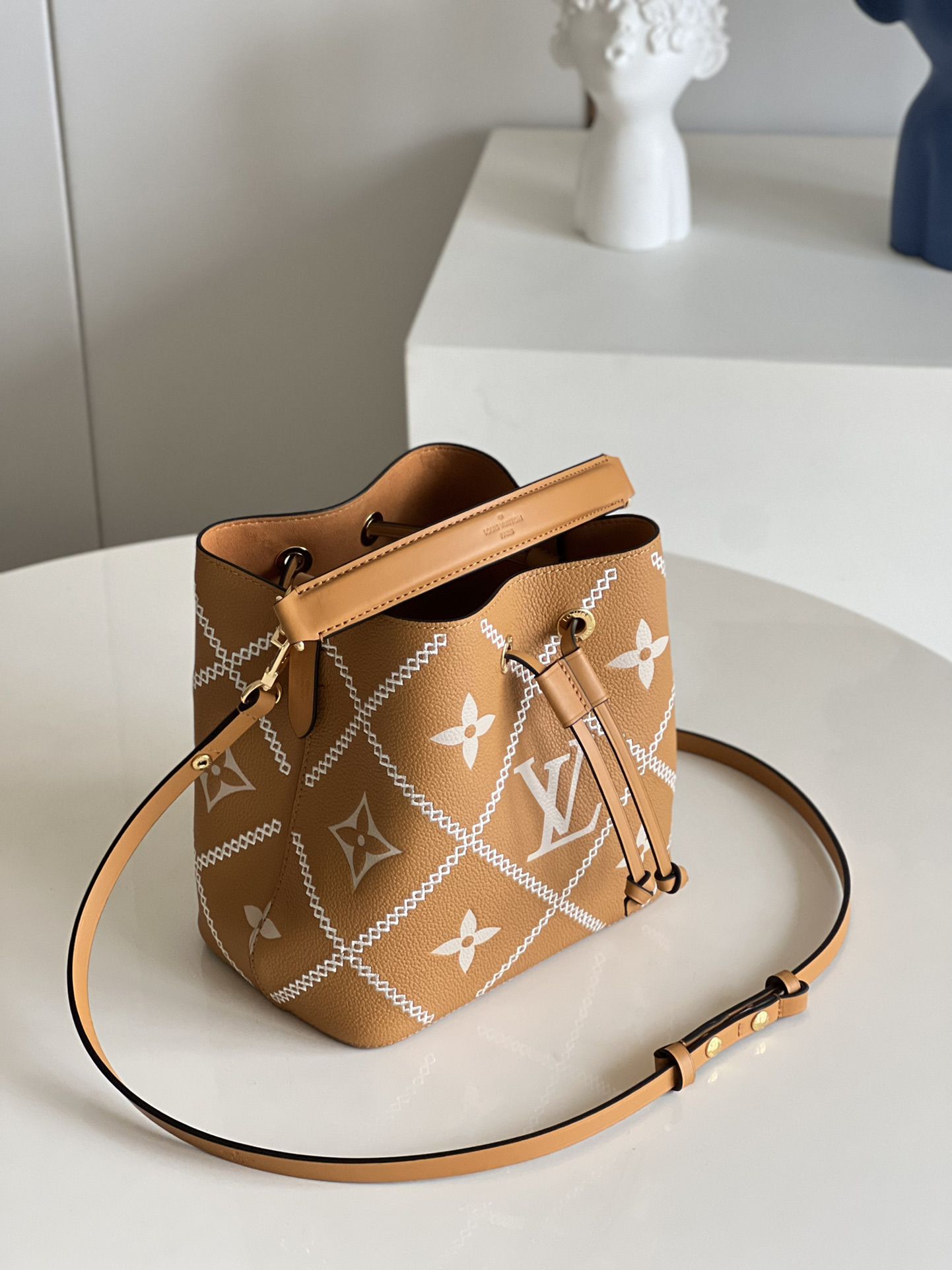 Bolsa Louis Vuitton NéoNoé Monogram Arizona - LLebu: A melhor experiência  de Luxo online do mundo!