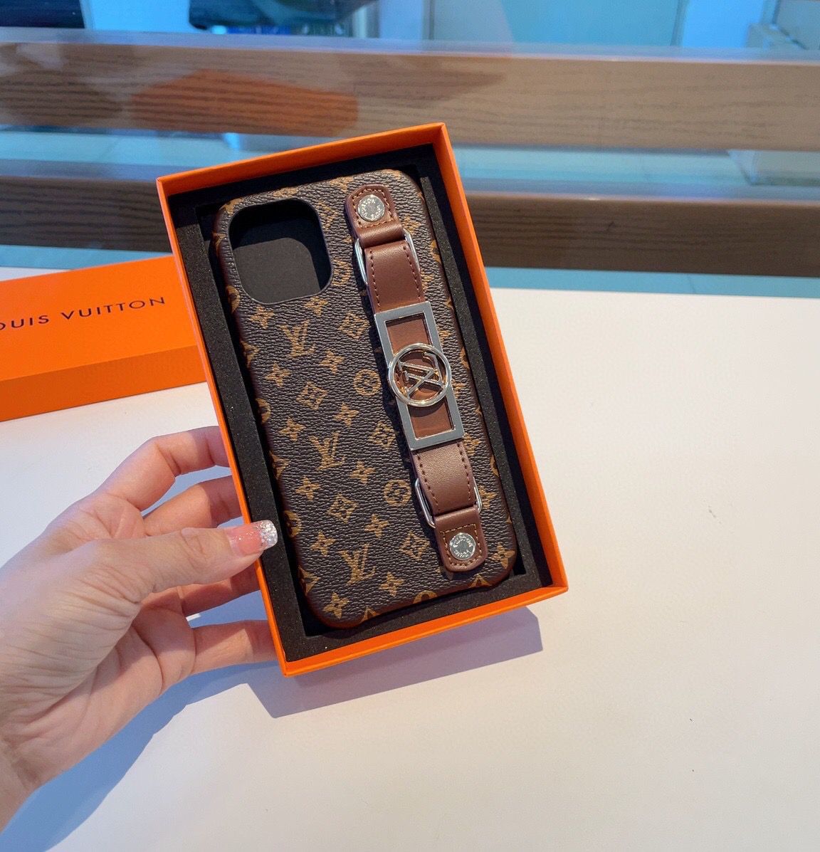 Capinha Louis Vuitton Laranja para iPhone - Mais Cases: Capinhas