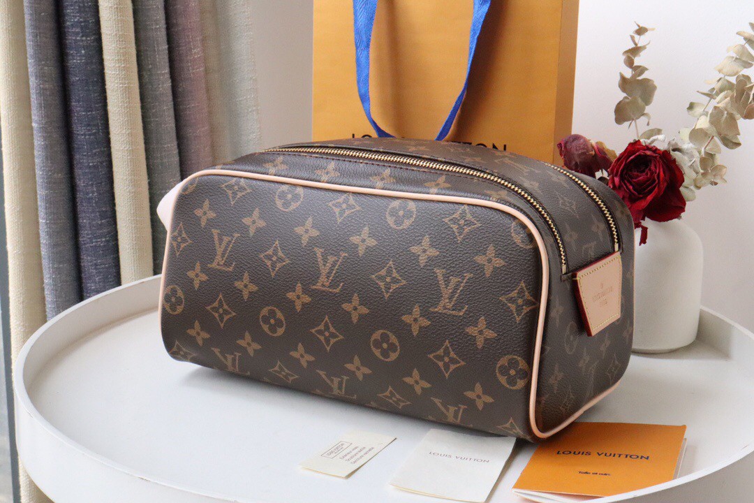 Nécessaire Louis Vuitton Dopp Kit "Monogram Brown" - LLebu: A melhor  experiência de Luxo online do mundo!