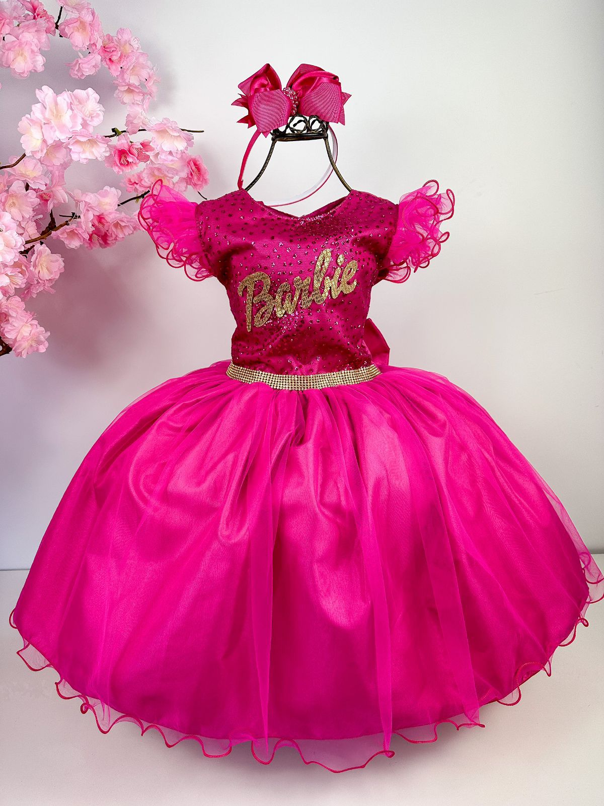 Roupa de verão da barbie de fundo rosa