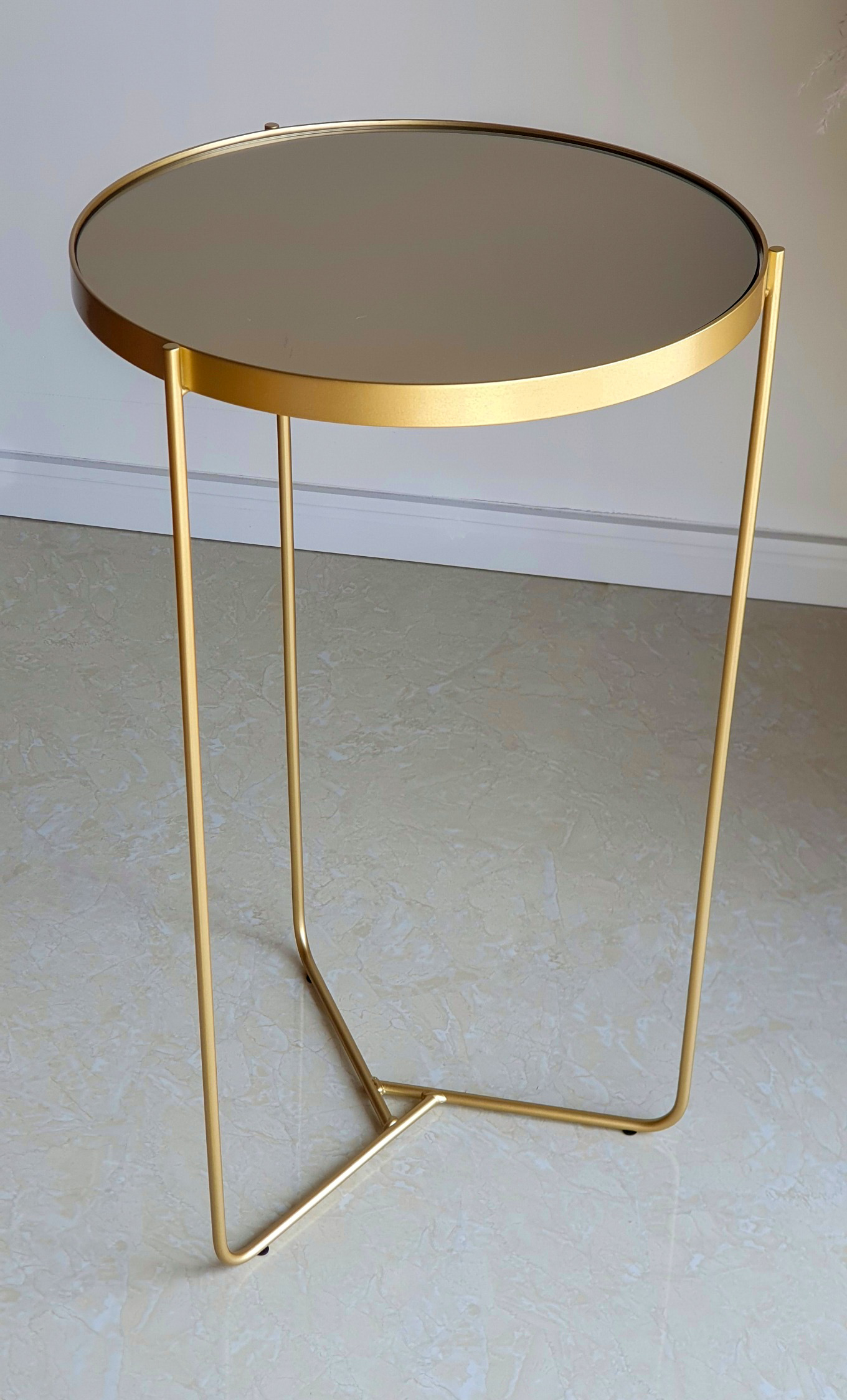 Mesa de Cabeceira Redonda 40 x 70 cm Dourada e Espelho Bronze Design - Loja  de Móveis de Design Autoral. Móveis de madeira, metal, vidro, estofados.  Mesas de centro, laterais, cadeiras e poltronas.
