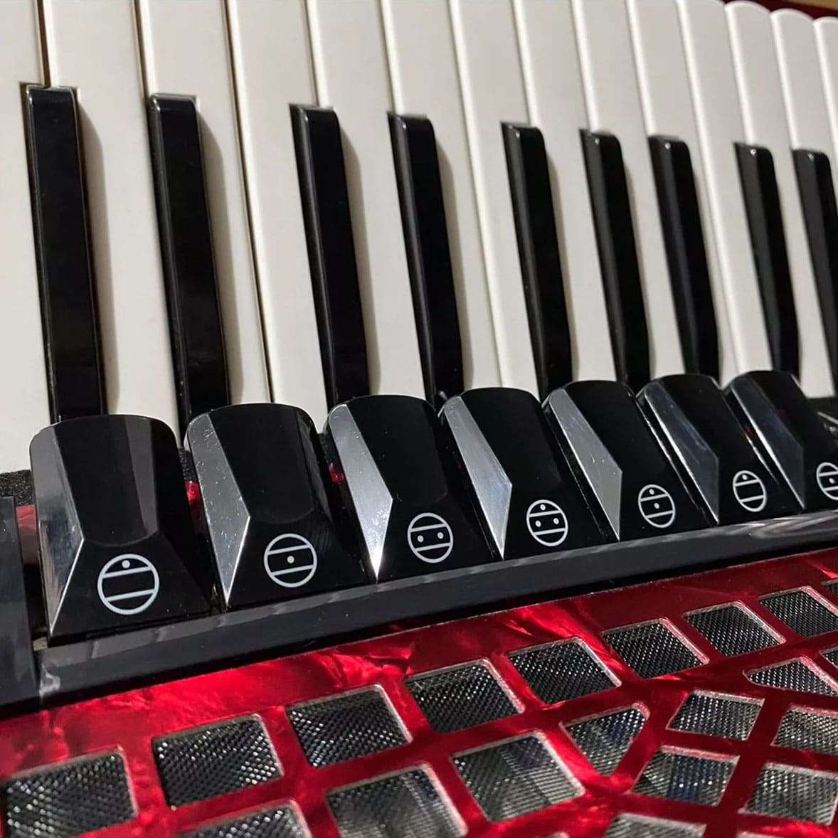 Acordeon 80 Baixos Todeschini Vemelho YW870 com Bag - Super Sonora