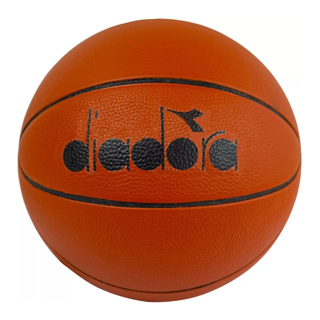 Jogo de basquetebol com bola e campo