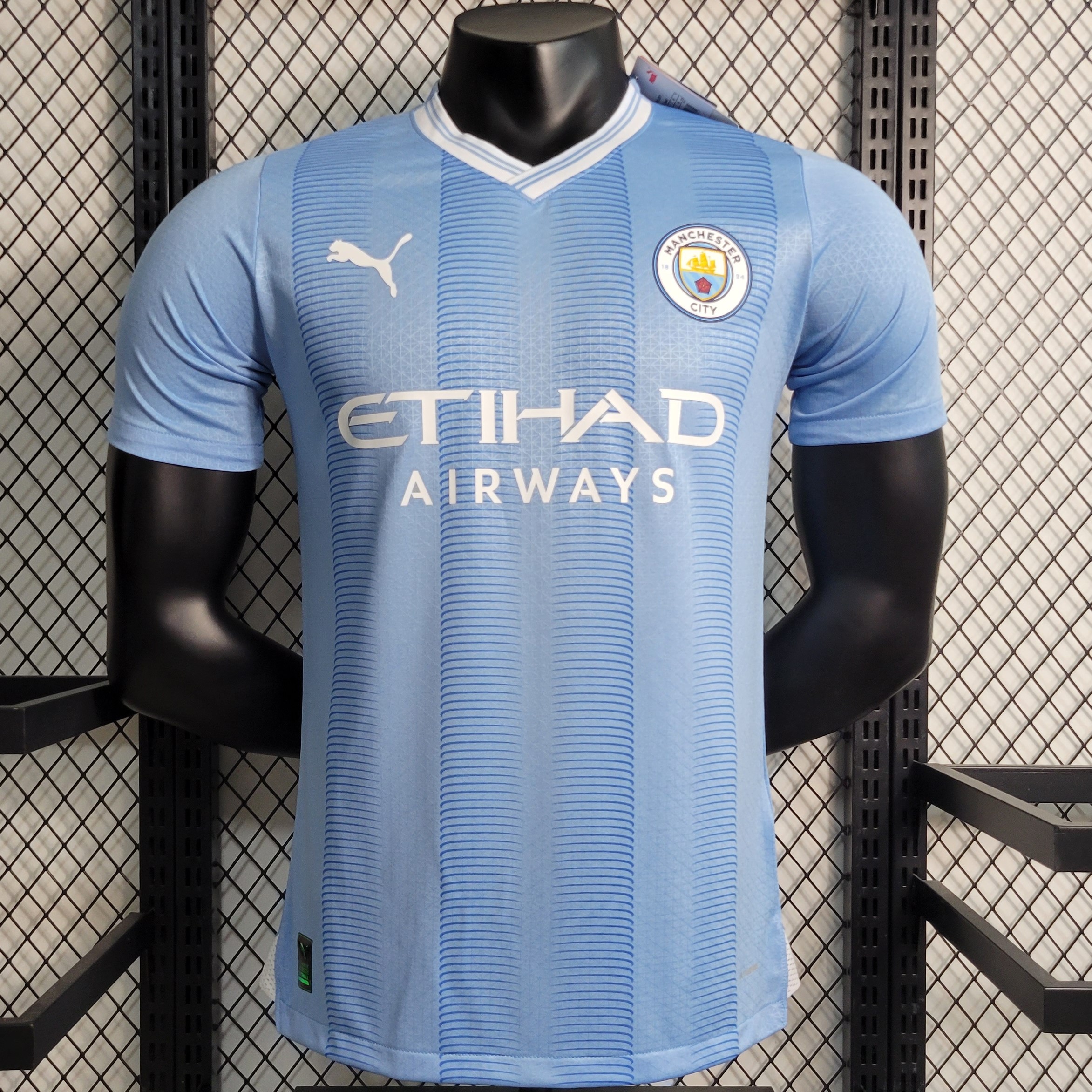 Manchester City apresenta nova camisa para a temporada 2023/2024