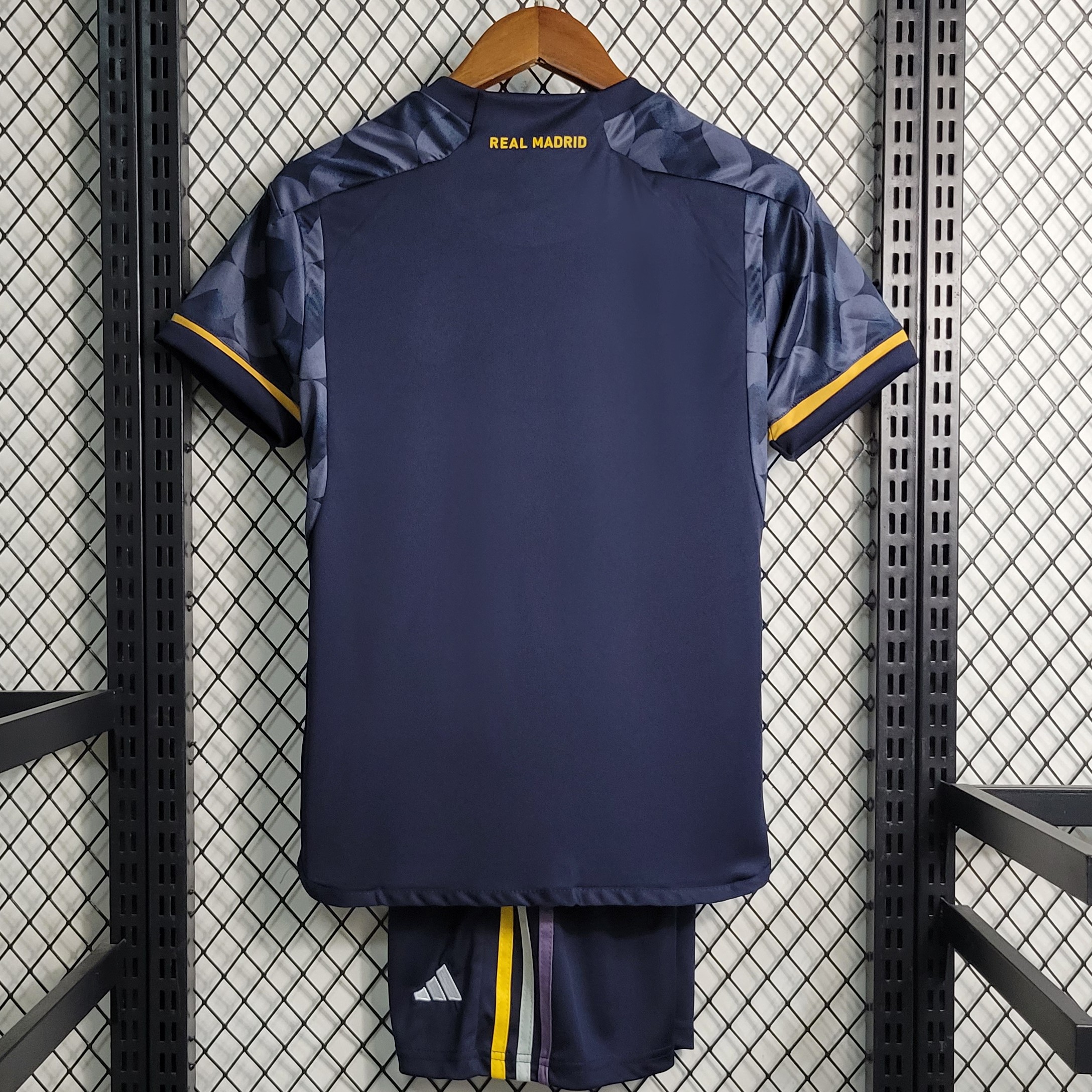 Novo Kit Infantil Real Madrid 2 Cinza Camisa e Short 2023 / 2024