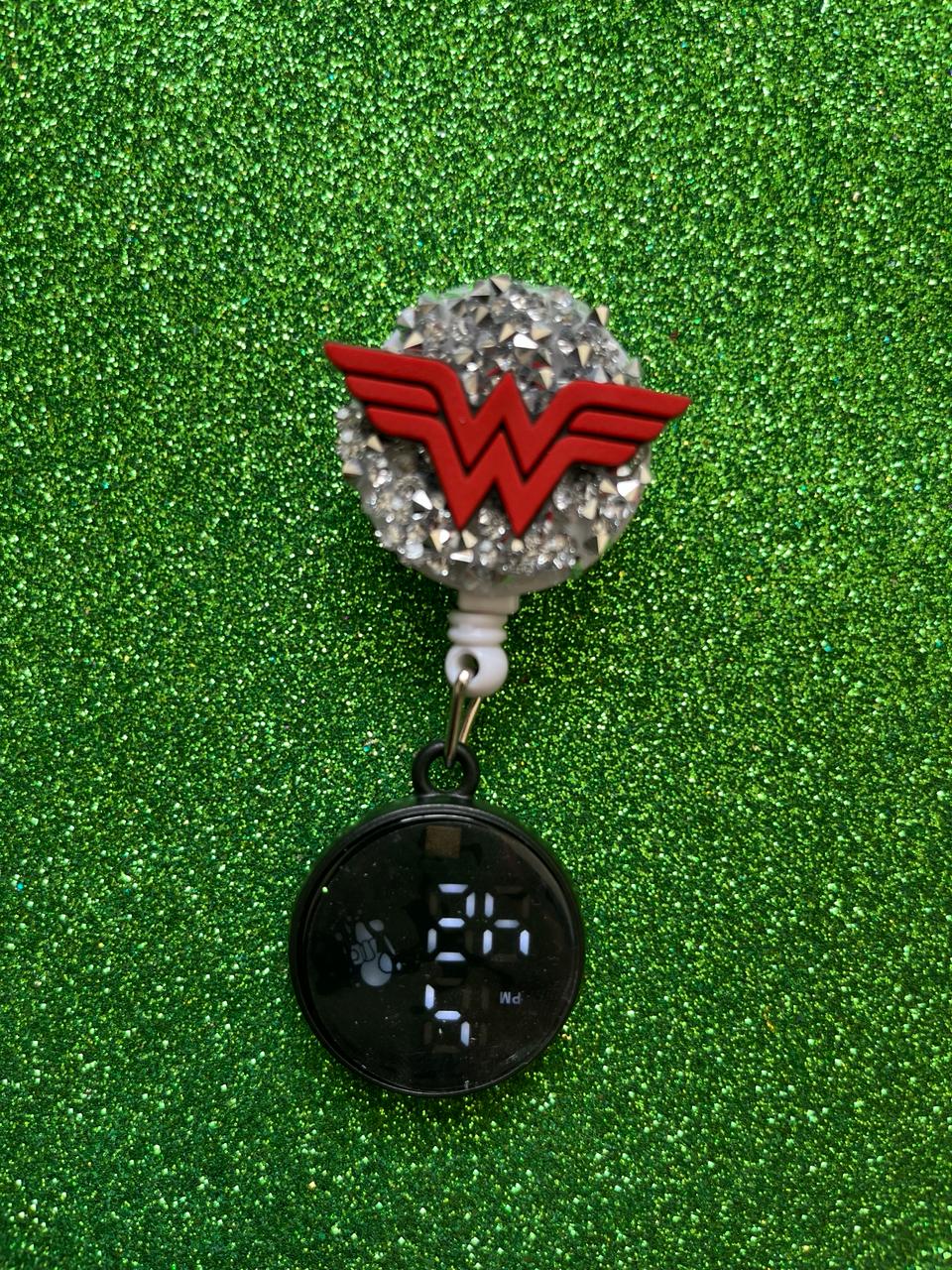 Relógio Retrátil Roller Clip Jaleco Wonder Woman Mulher Maravilha -  <lojinhadeplantao>
