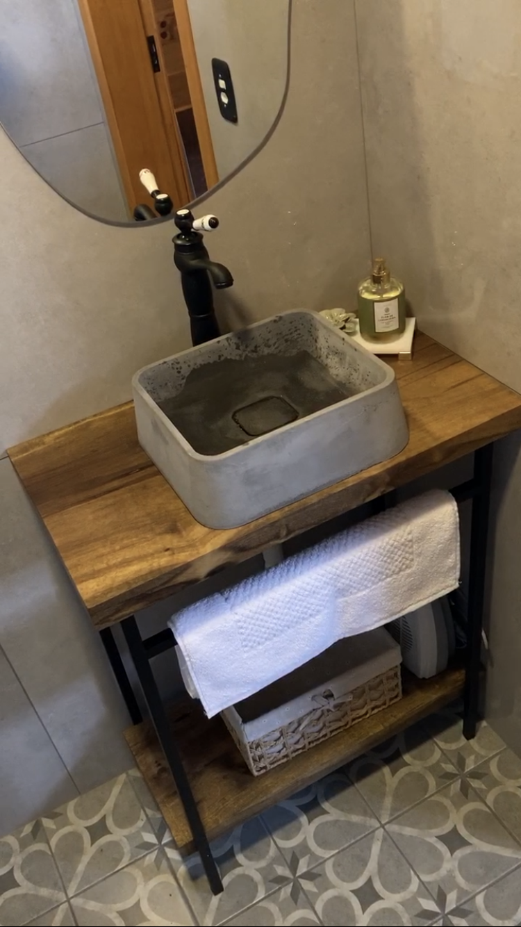 Aparador balcão para pia de banheiro em madeira maciça - Black Sand Woodwork