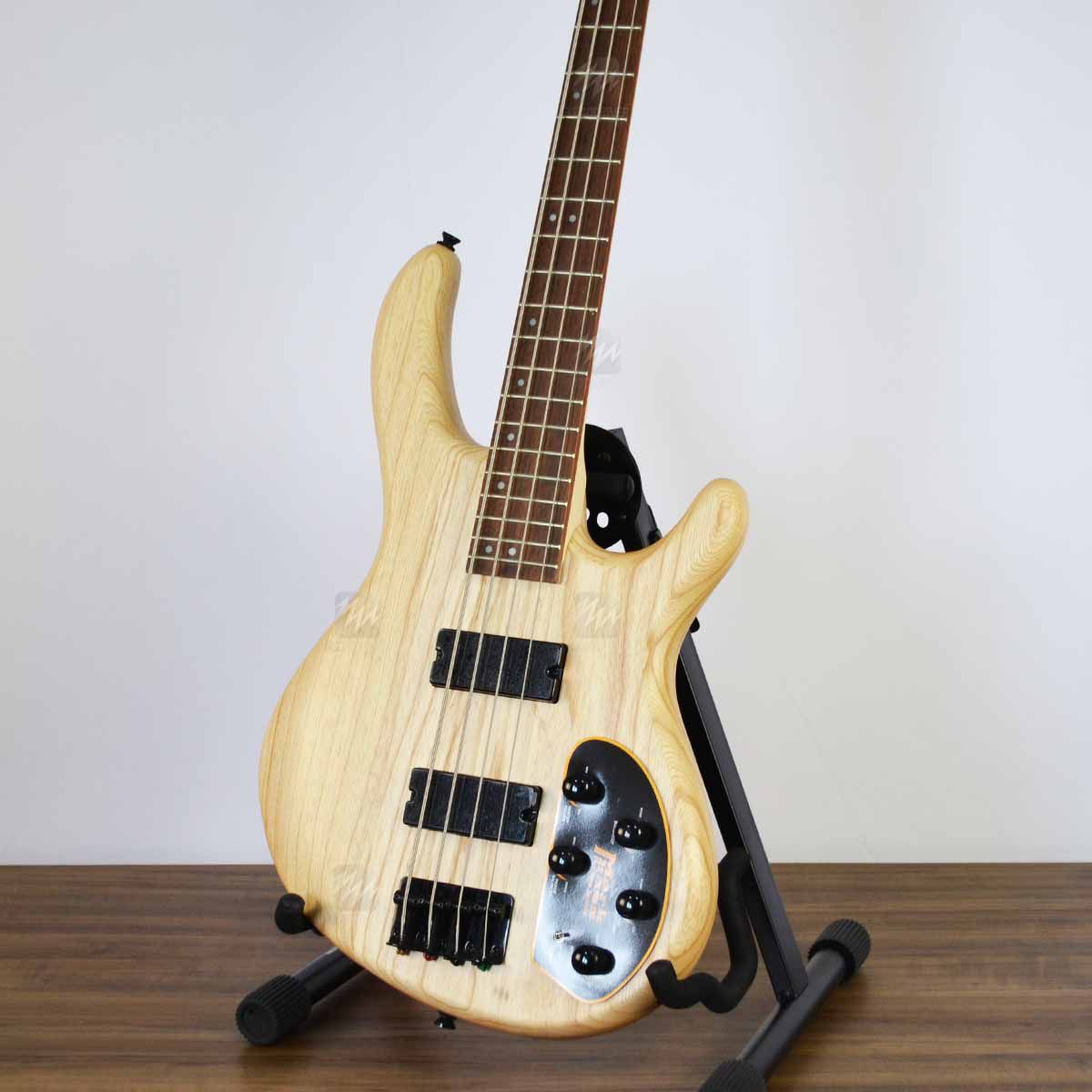 Baixo Ativo 4 Cordas Action DLX Circuito Markbass ACT ASH OPN