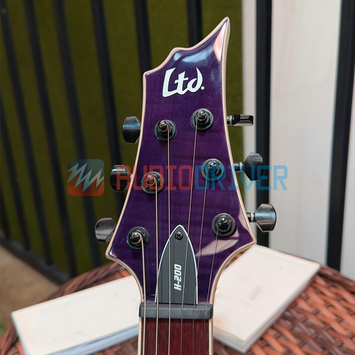 Guitarra Super Strato ESP LTD H-200FM See Thru Purple com Tampo em