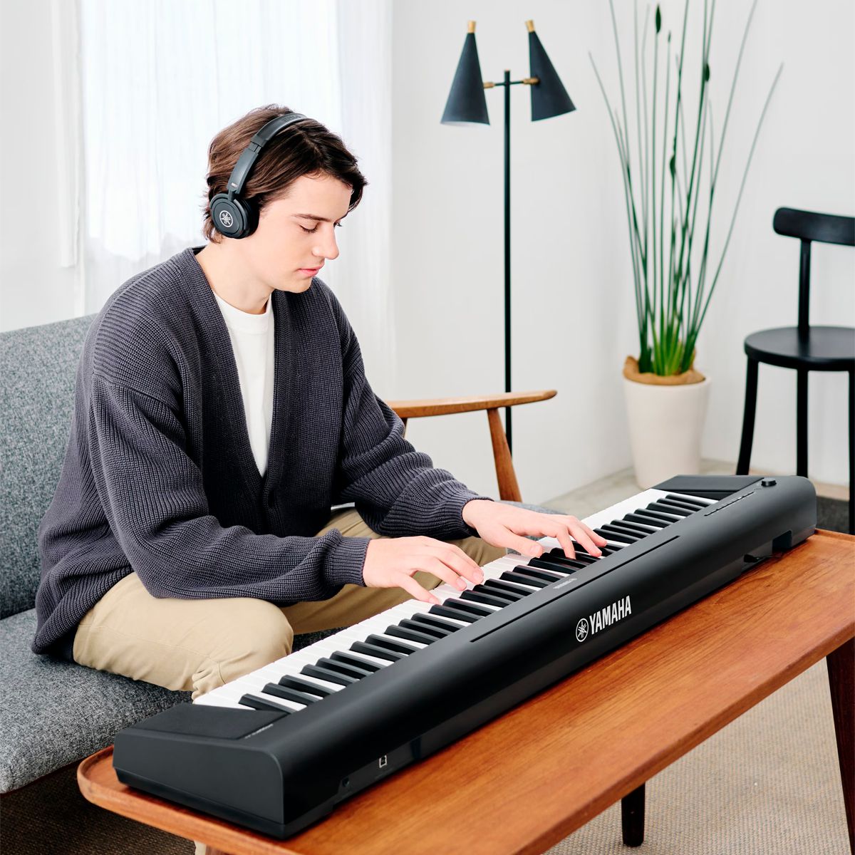 Teclado estilo Piano com 76 teclas Yamaha Piaggero NP-35 Preto