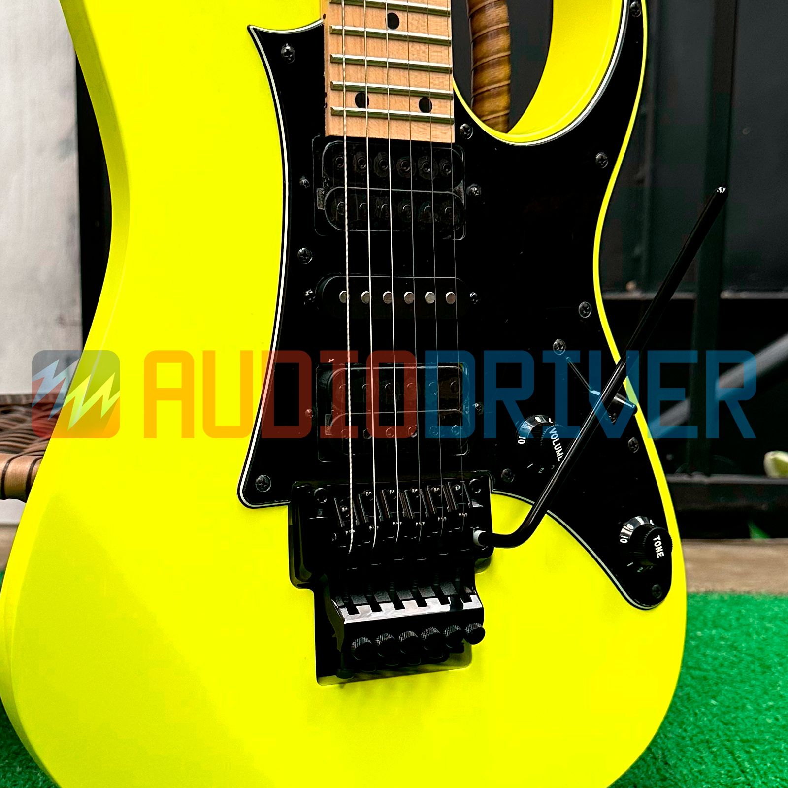 Guitarra Super Strato HSH Ibanez RG550 Desert Sun Yellow com