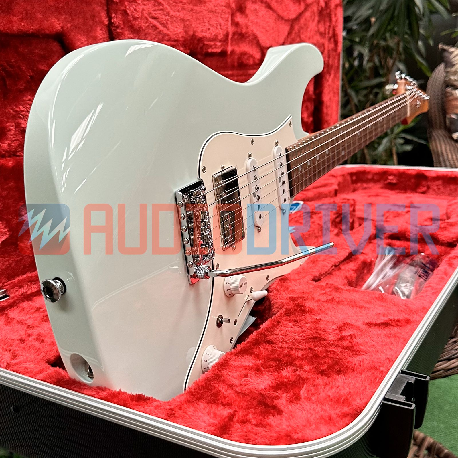 Guitarra Super Strato Japonesa Ibanez AZ2204NW Mint Green com Case