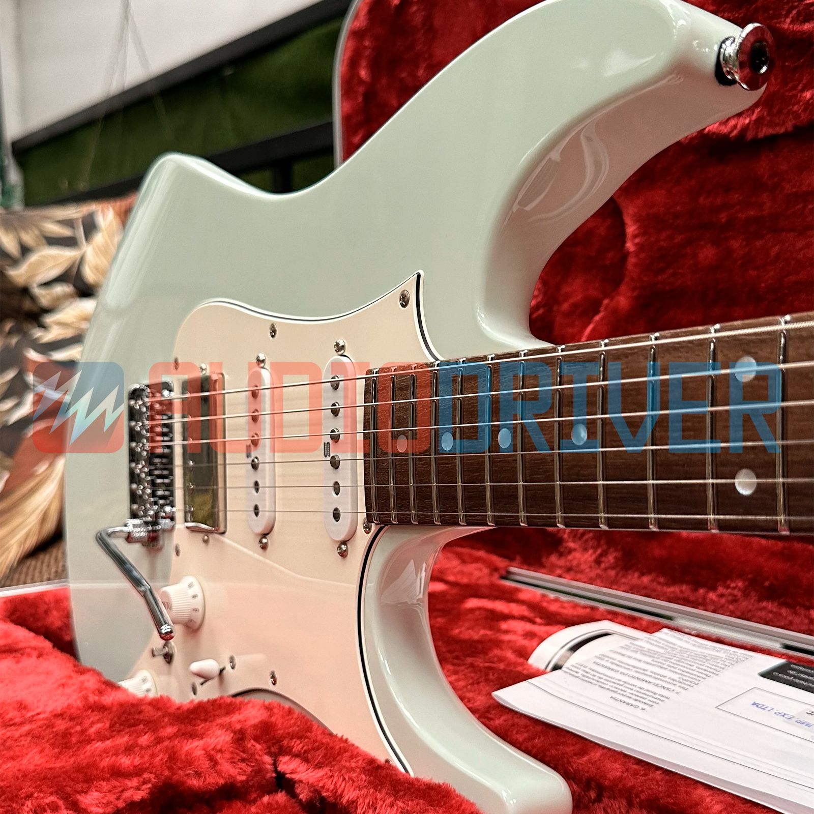 Guitarra Super Strato Japonesa Ibanez AZ2204NW Mint Green com Case