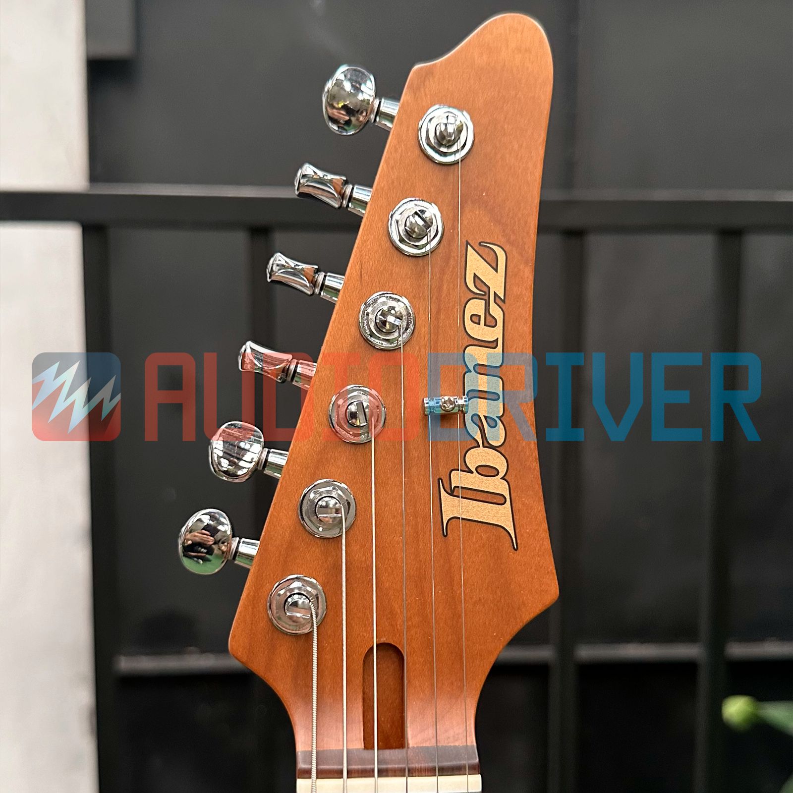 Guitarra Super Strato Japonesa Ibanez AZ2204NW Mint Green com Case