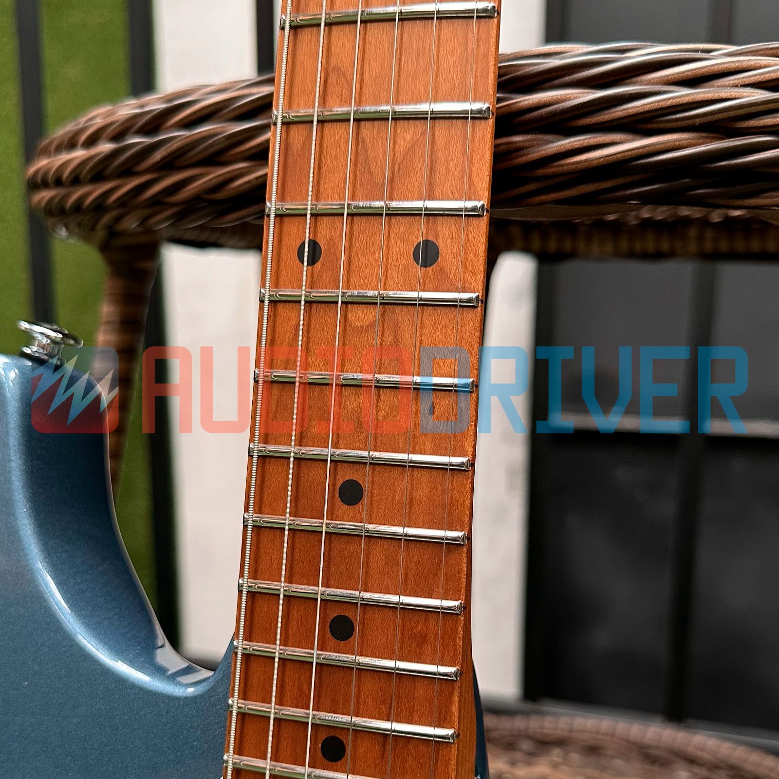 Guitarra Super Strato Japonesa Ibanez AZ2204 Ice Blue Metallic com