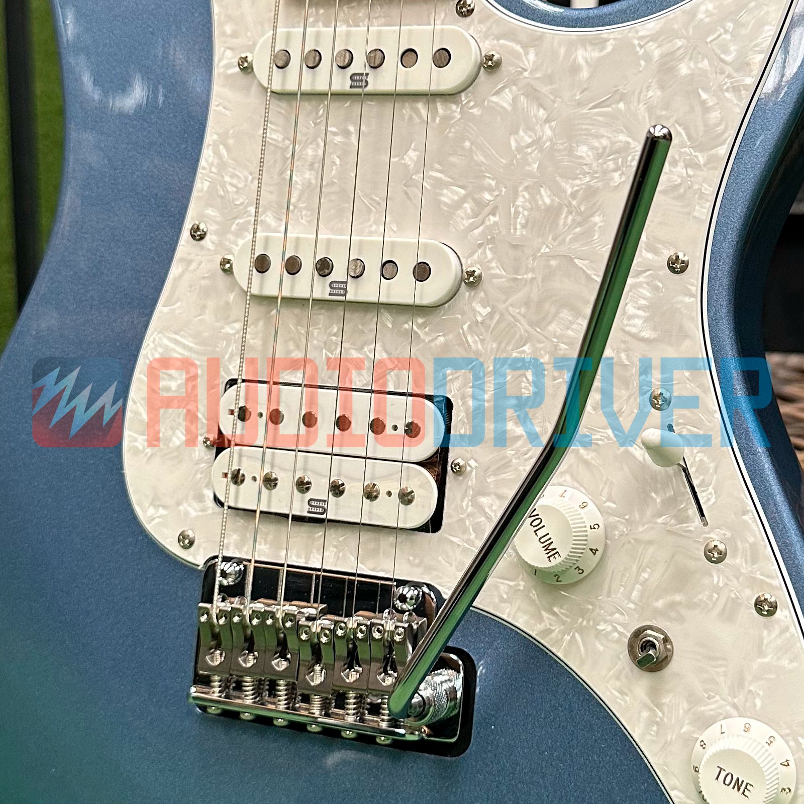 Guitarra Super Strato Japonesa Ibanez AZ2204 Ice Blue Metallic com