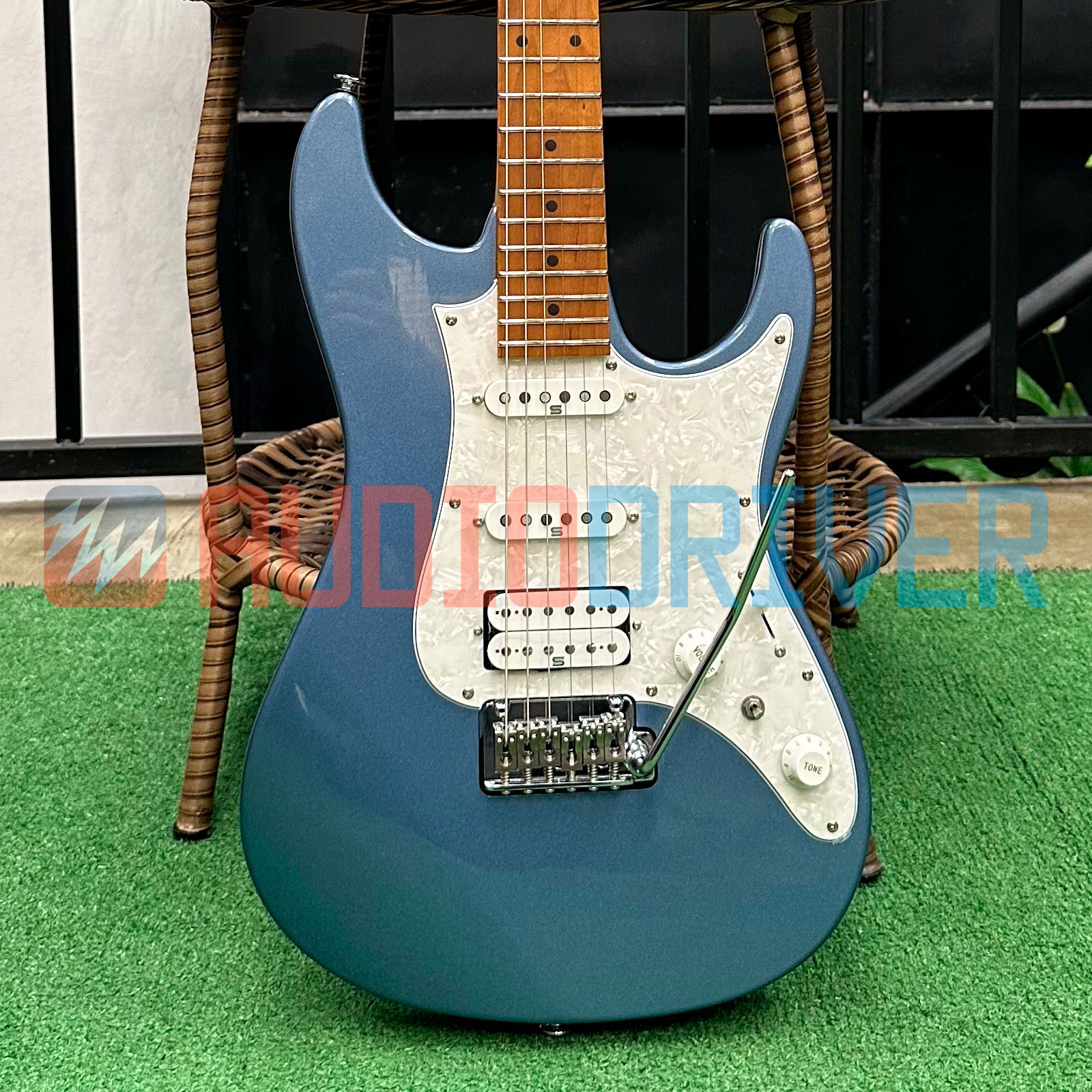Guitarra Super Strato Japonesa Ibanez AZ2204 Ice Blue Metallic com