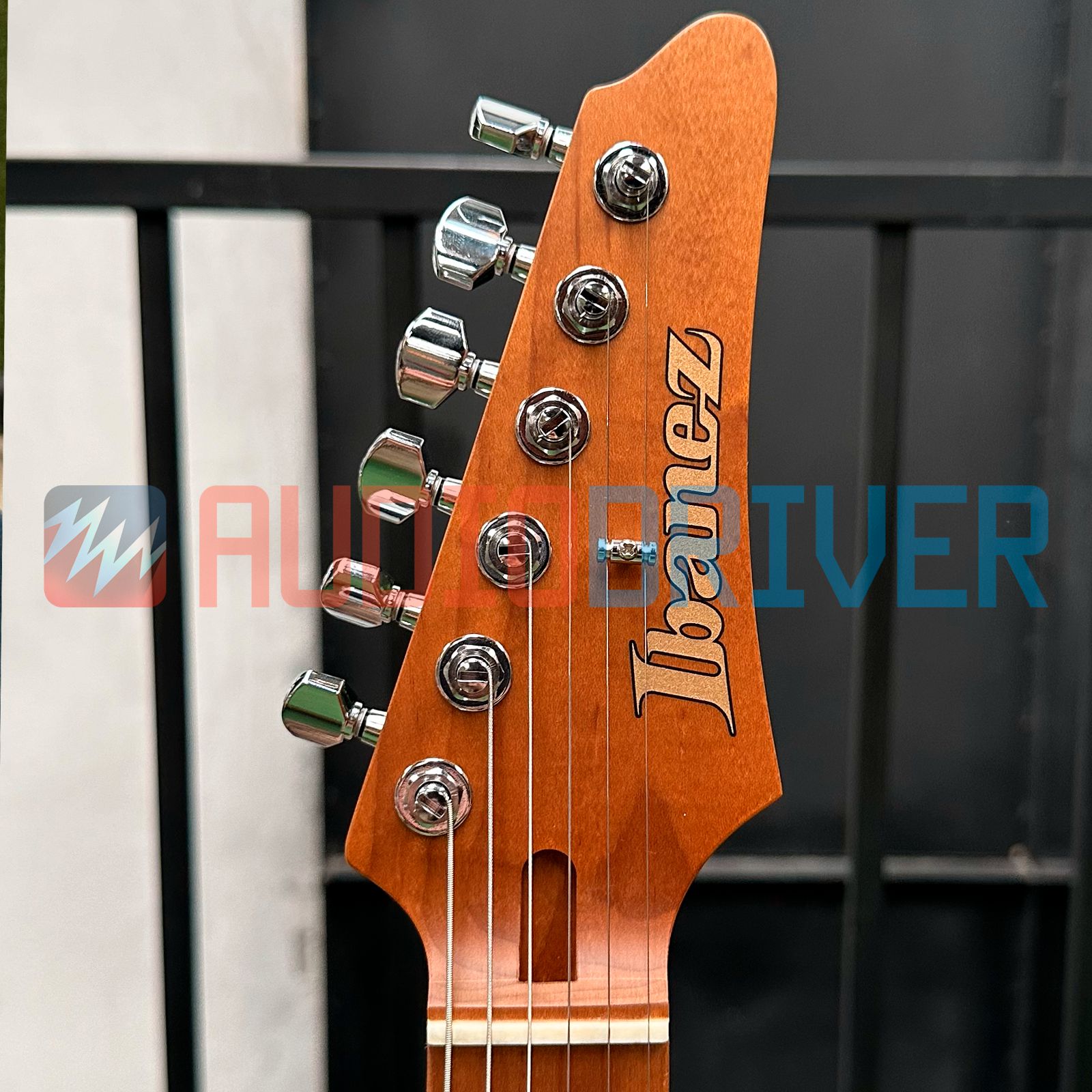Guitarra Super Strato Japonesa Ibanez AZ2204 Ice Blue Metallic com